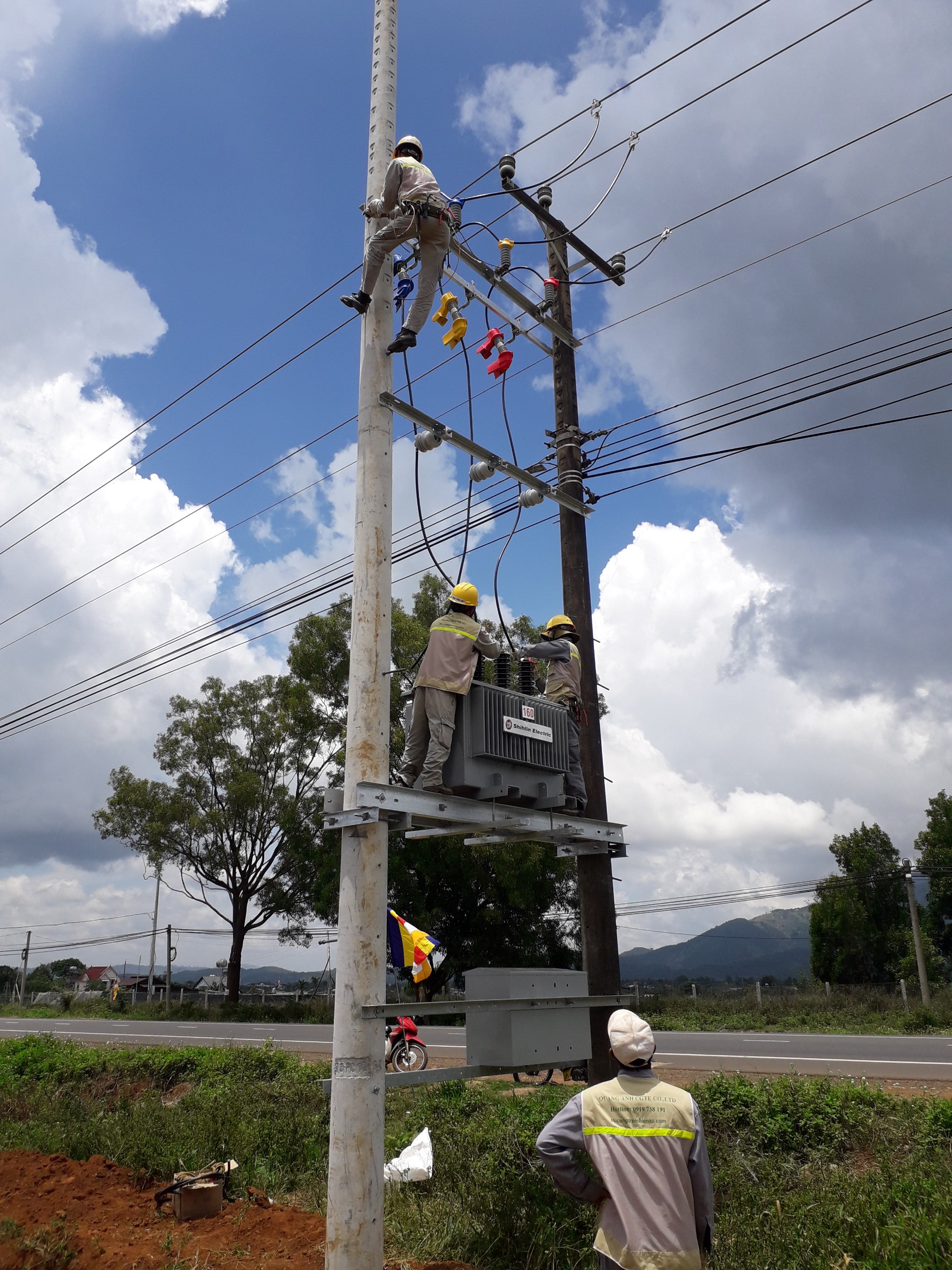 Trạm biến áp giàn  160 kVA 22/0,4 kV đã thi công lắp đặt xong, sẵn sàng đóng điện.
