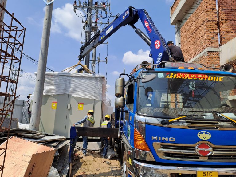 Đưa thiết bị trạm vào vị trí, minh họa yêu cầu đối chiếu nhãn MBA và tủ trước FAT SAT T&C
