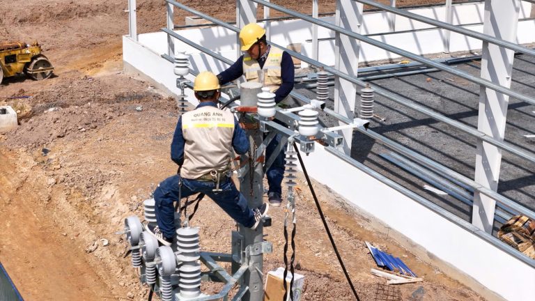 Hình ảnh về cấu tạo trạm biến áp với các linh kiện.