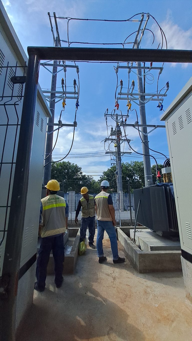 Hệ thống tiếp địa gồm cọc và dây đồng.