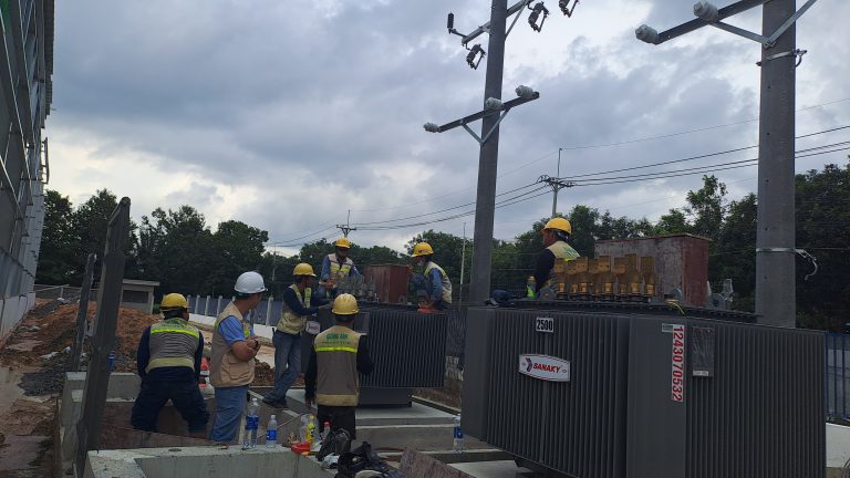 Cột thu lôi và dây chống sét trên trạm biến áp.