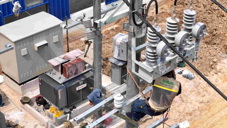Kỹ thuật viên kiểm tra thiết bị điện trạm biến áp.