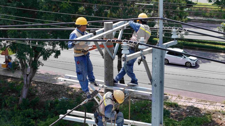 Một doanh nghiệp quản lý và vận hành trạm biến áp của mình.