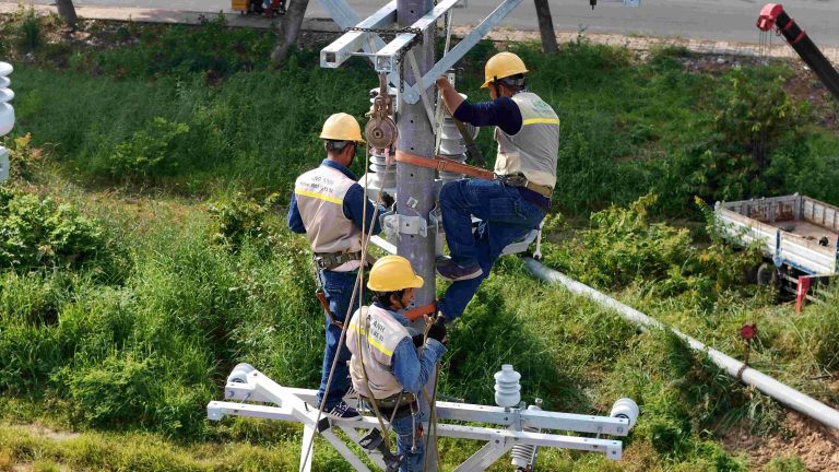 Các kỹ sư tiến hành lắp đặt trạm biến áp.