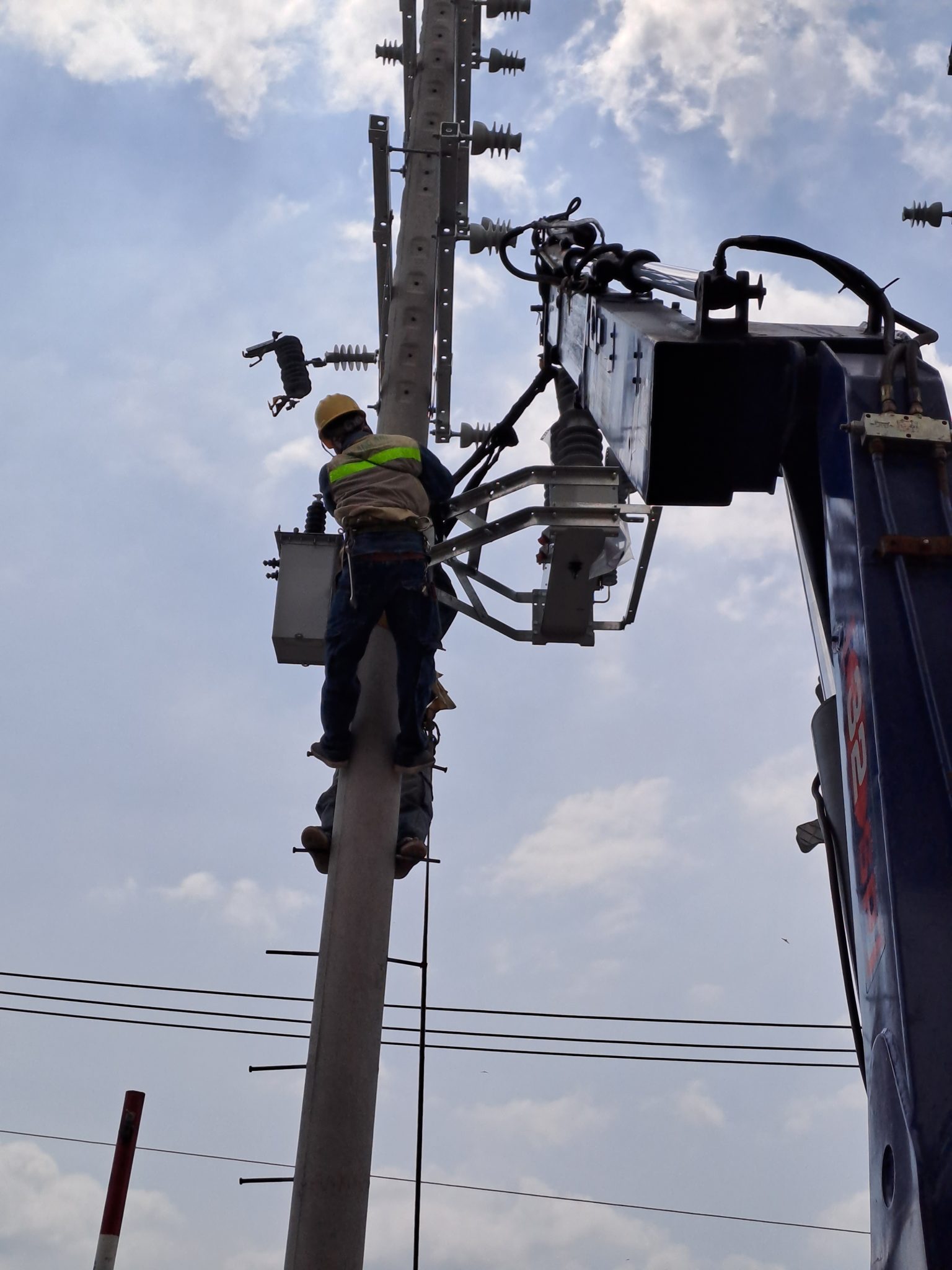 Giải pháp năng lượng tái sinh Hệ thống pin mặt trời và trạm sạc điện
