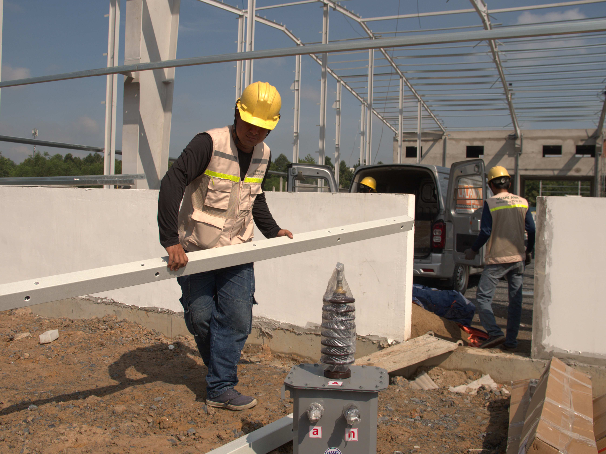 Công nhân lắp đặt hệ thống điện Công nhân lắp đặt hệ thống điện