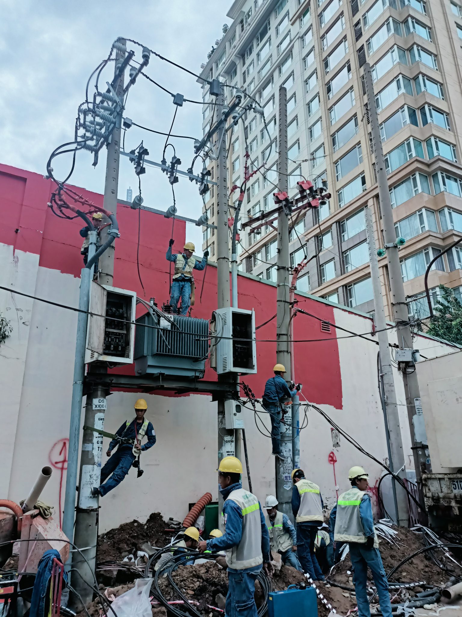 Lắp đặt pin mặt trời bởi QuangAnhcons Công nhân lắp đặt pin mặt trời bằng công nghệ tiên tiến.