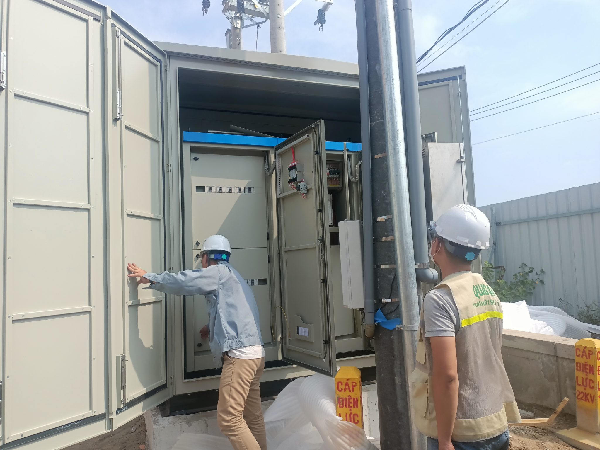 Kỹ thuật viên kiểm tra bảo trì máy biến áp dầu và máy biến áp khô, kèm sơ đồ chỉ ra lỗi thường gặp như rò dầu, ẩm cách điện và quá nhiệt