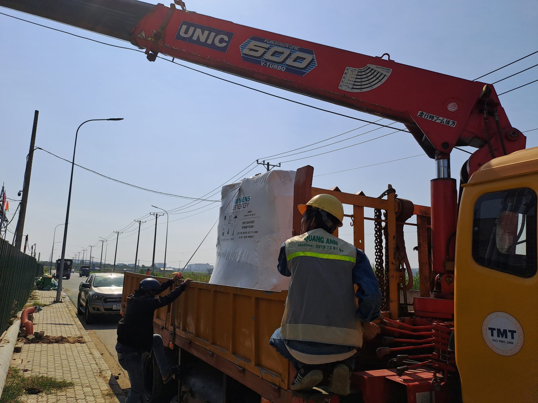 QuangAnhcons Professional Team Nhóm QuangAnhcons thể hiện sự chuyên môn nơi công trường.