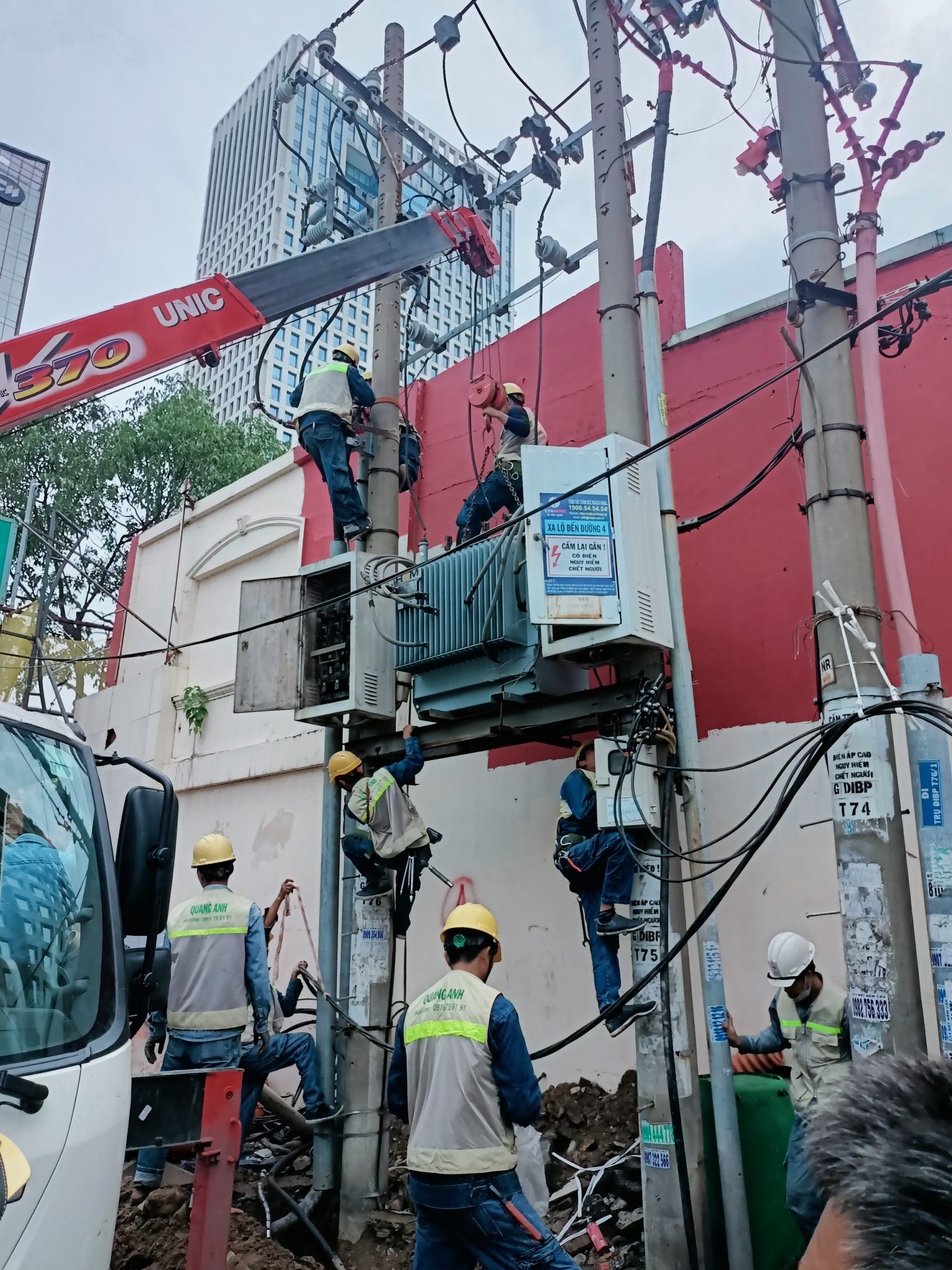 Sơ đồ luồng năng lượng và logic EMS cho hệ PV 230 kWp và BESS 200 kW/800 kWh thể hiện chế độ ban ngày, ban đêm và hoạt động peak shaving.