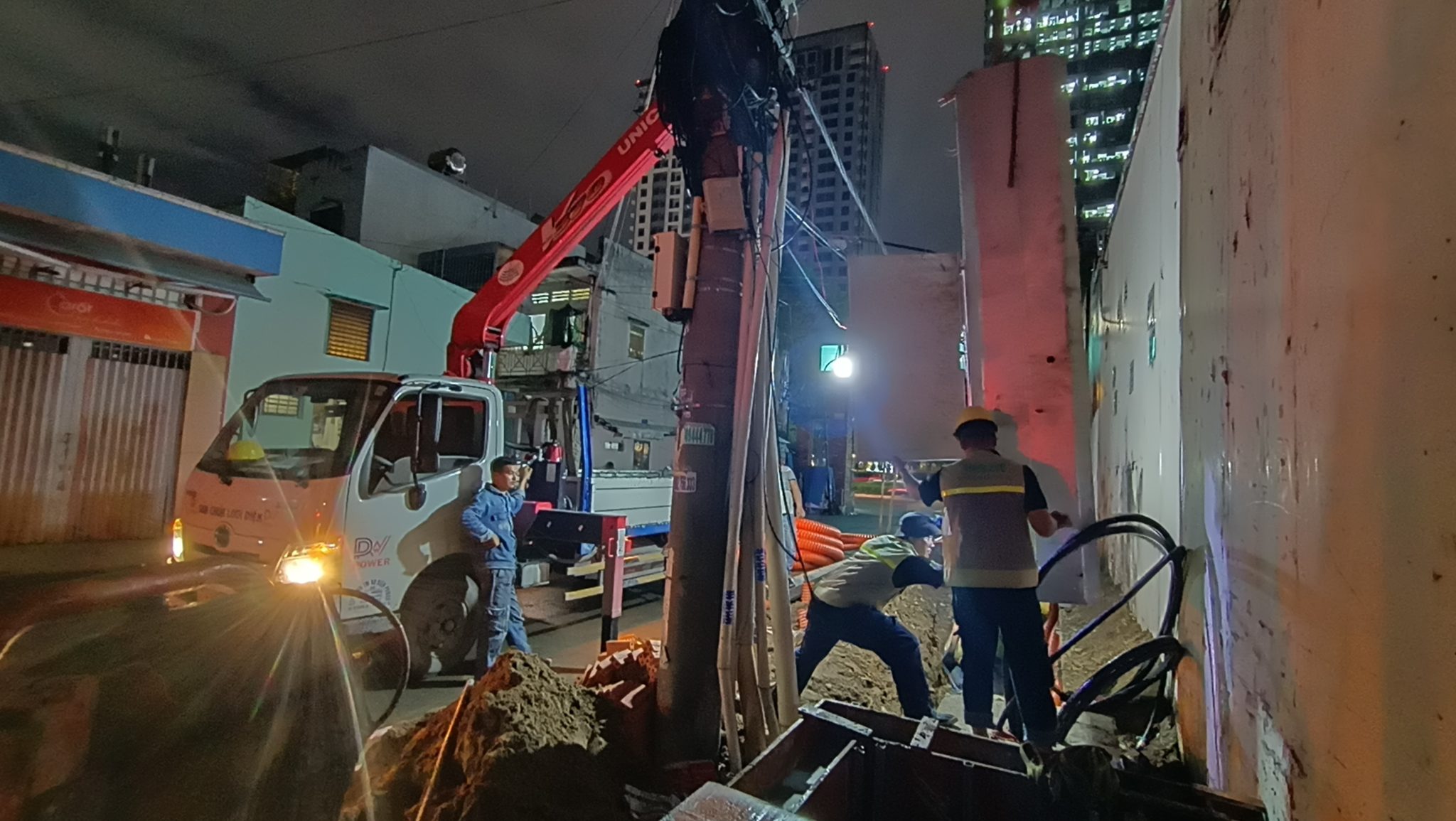 Chuyên môn QuangAnhcons Kỹ sư thực hiện lắp đặt thiết bị điện