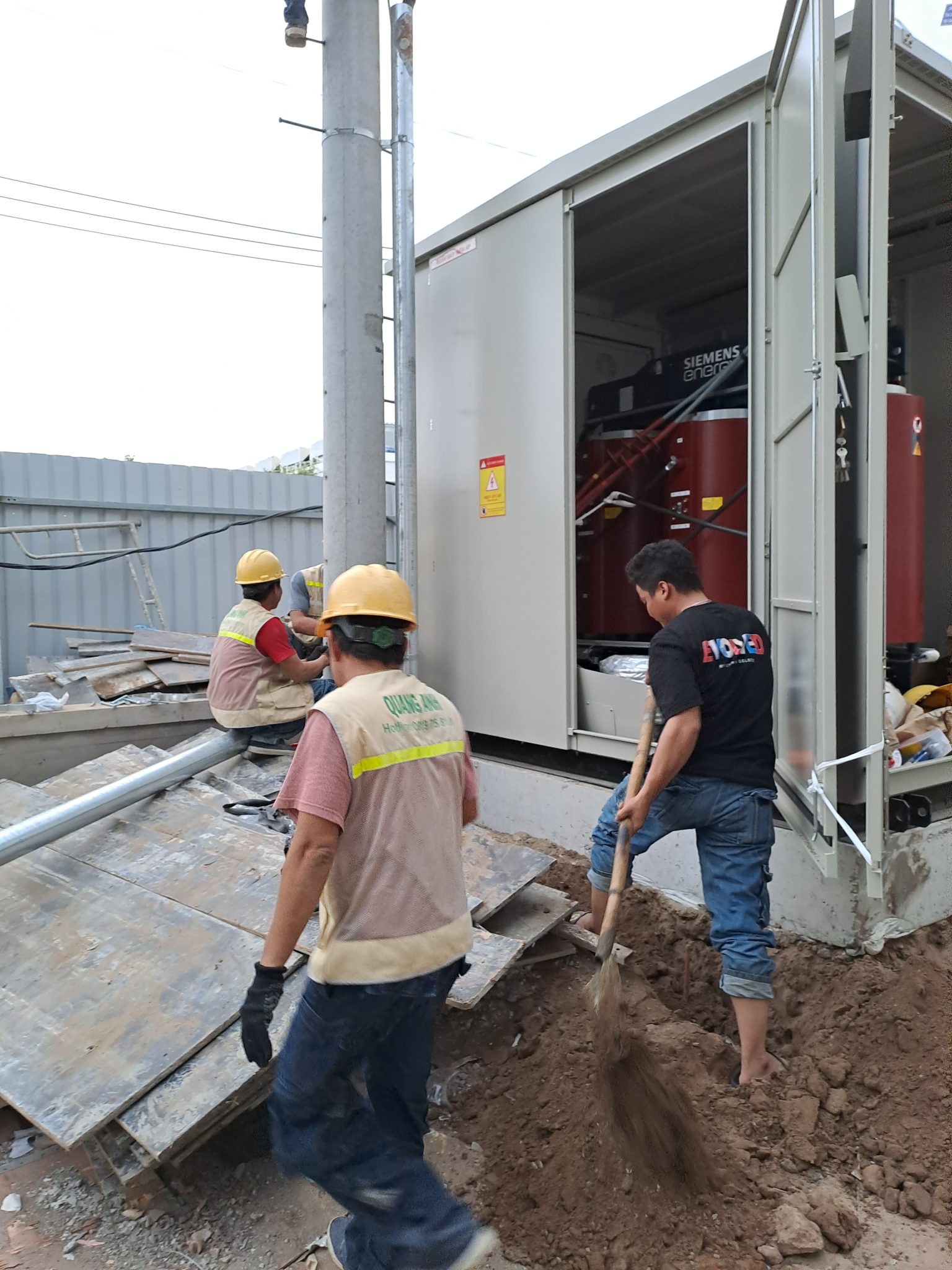 Lắp đặt và thi công trạm sạc xe điện Nhân sự kỹ thuật lắp đặt trạm sạc xe điện