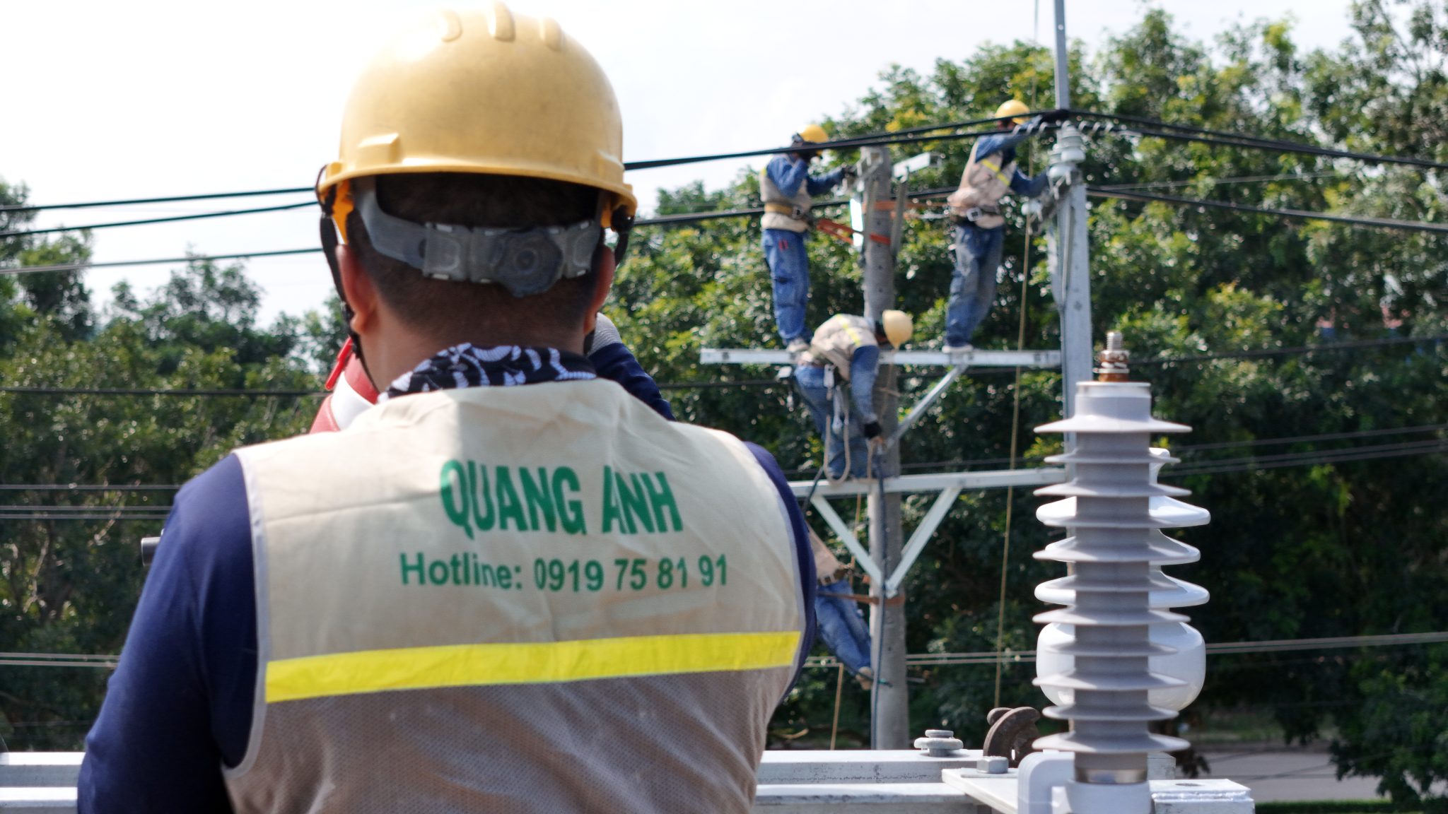 Những kỹ sư tại công trường cùng thiết bị tiên tiến từ QuangAnhcons