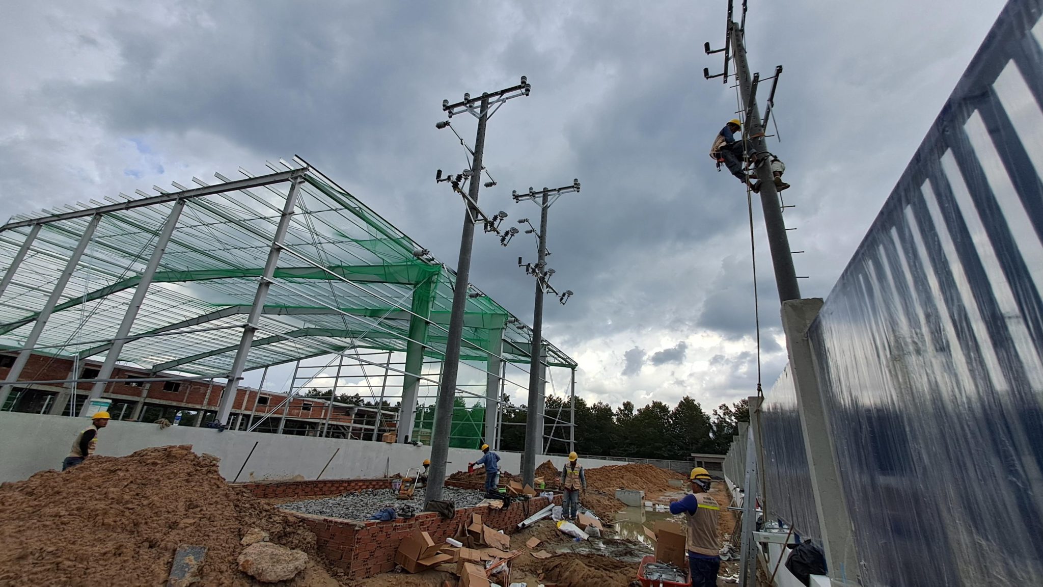 Sơ đồ kỹ thuật phân bố cáp trung thế và hạ thế ngầm-nổi tại nhà máy, đánh dấu vị trí kiểm tra định kỳ và khu khoanh vùng sự cố