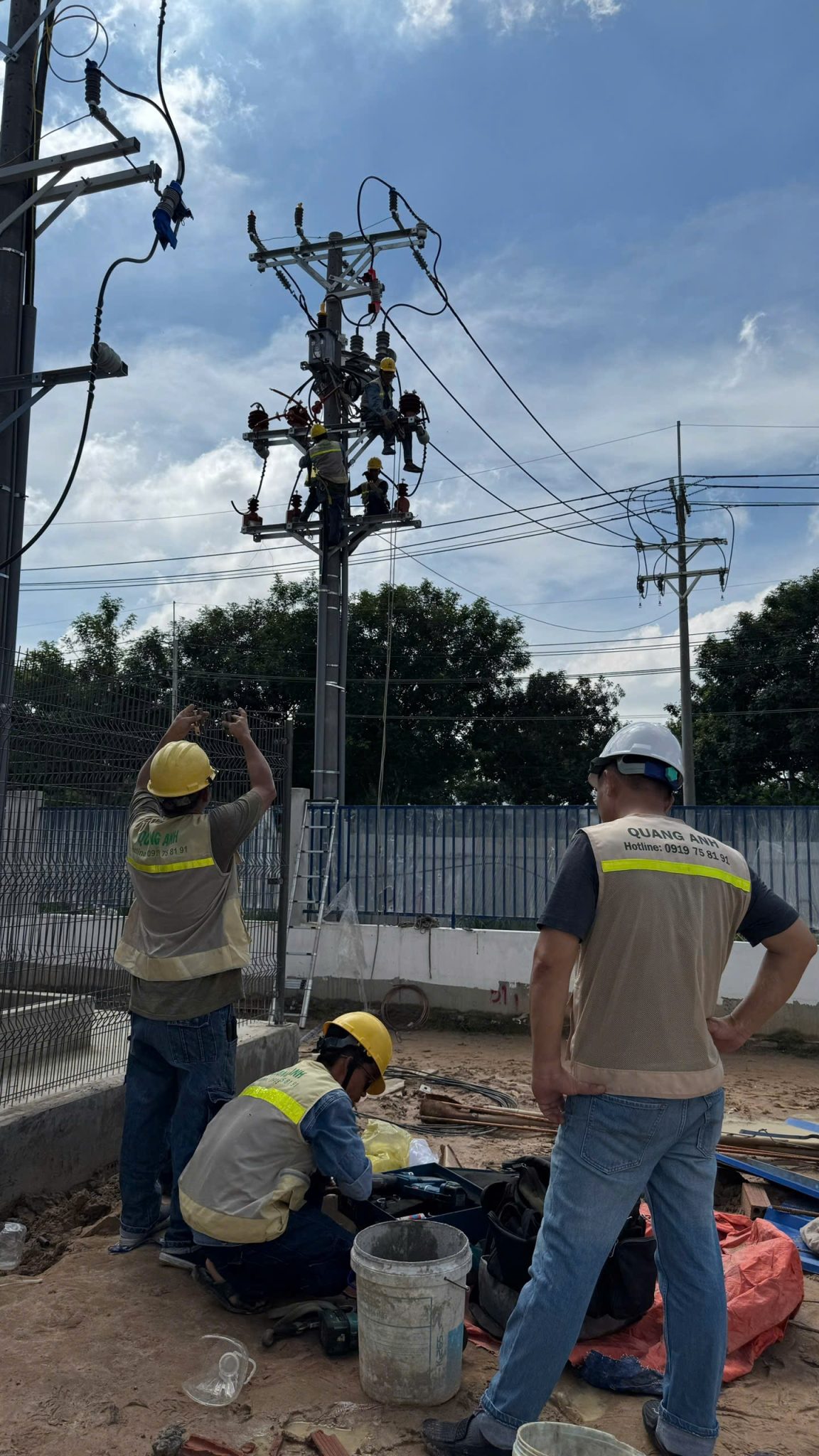 Sơ đồ so sánh cáp trung thế và cáp hạ thế: đấu nối 22kV trạm ngầm/nổi và phân phối hạ thế từ MSB/DB tới tải với chú thích kỹ thuật về chi phí, bảo trì và hành lang bảo vệ