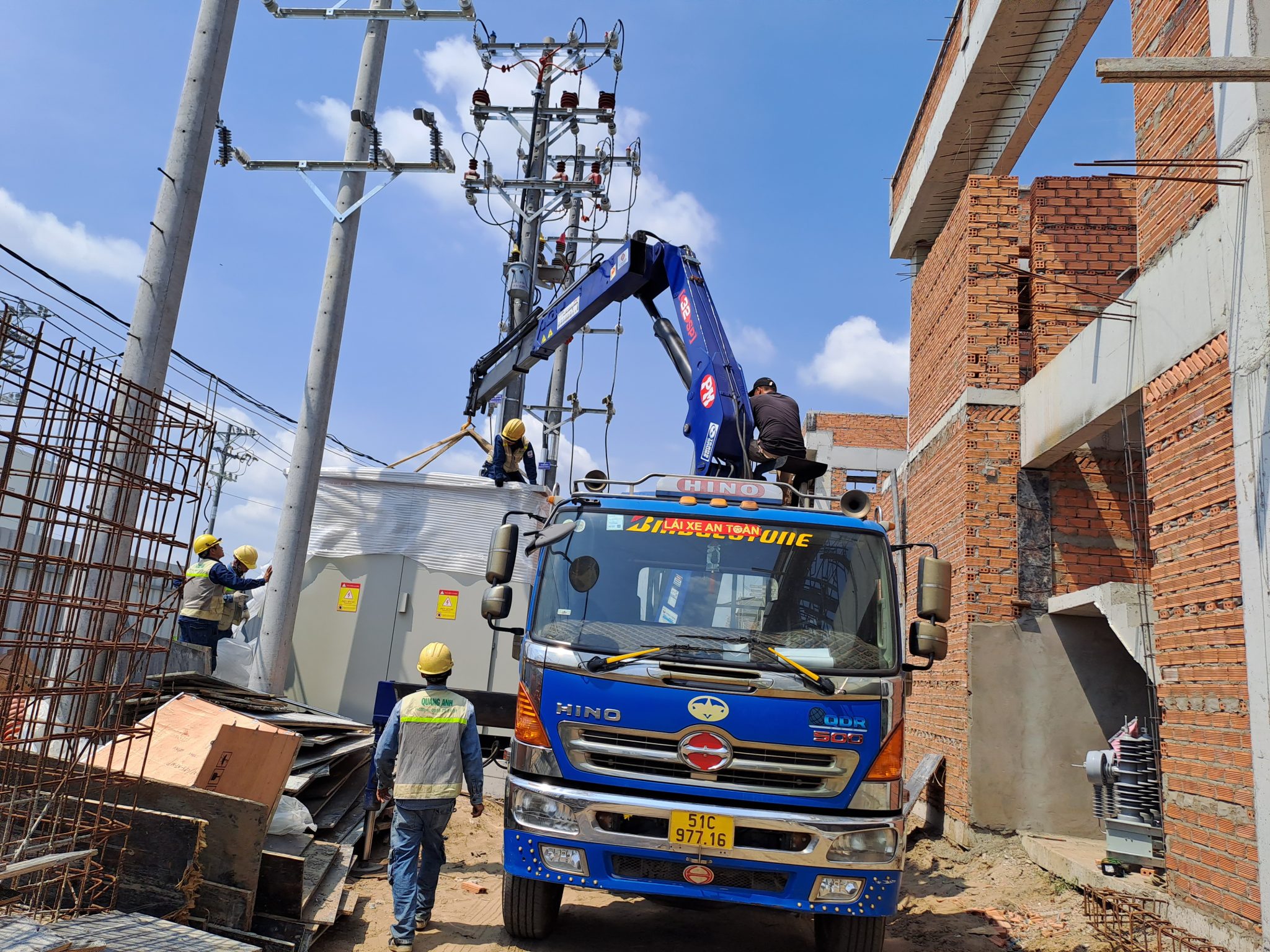 Kỹ sư khảo sát trạm biến áp bằng camera nhiệt và máy đo trên hiện trường, kiểm tra sơ đồ đấu nối trung thế