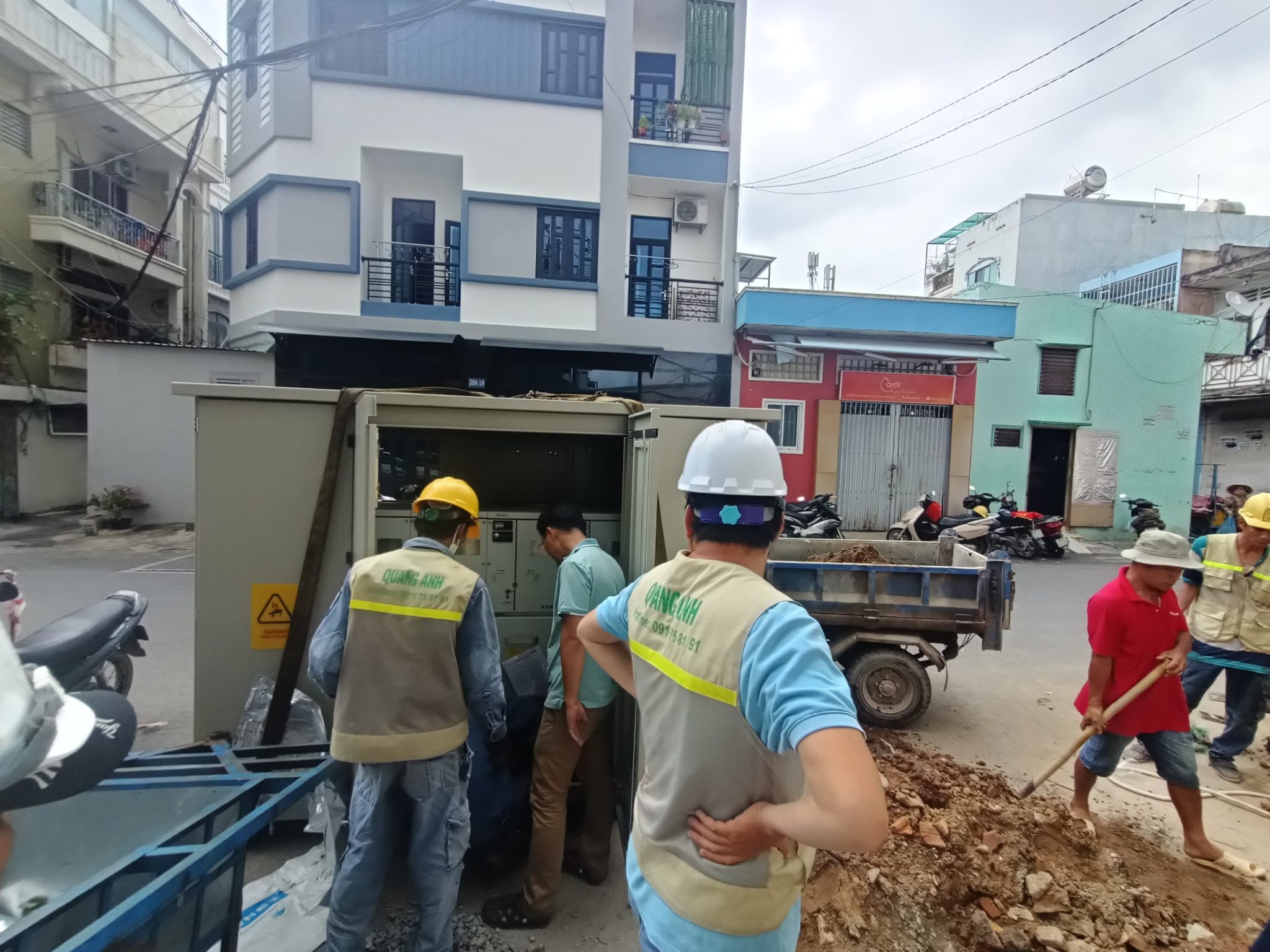 Các kỹ sư giàu kinh nghiệm của Quanganhcons Đội ngũ kỹ sư trao đổi tại cơ sở điện.