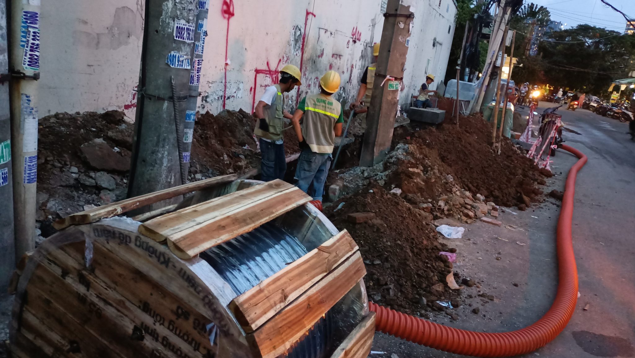 Lắp đặt hệ thống năng lượng mặt trời bởi Quanganhcons Các kỹ thuật viên đang lắp đặt hệ thống năng lượng mặt trời trên mái nhà.
