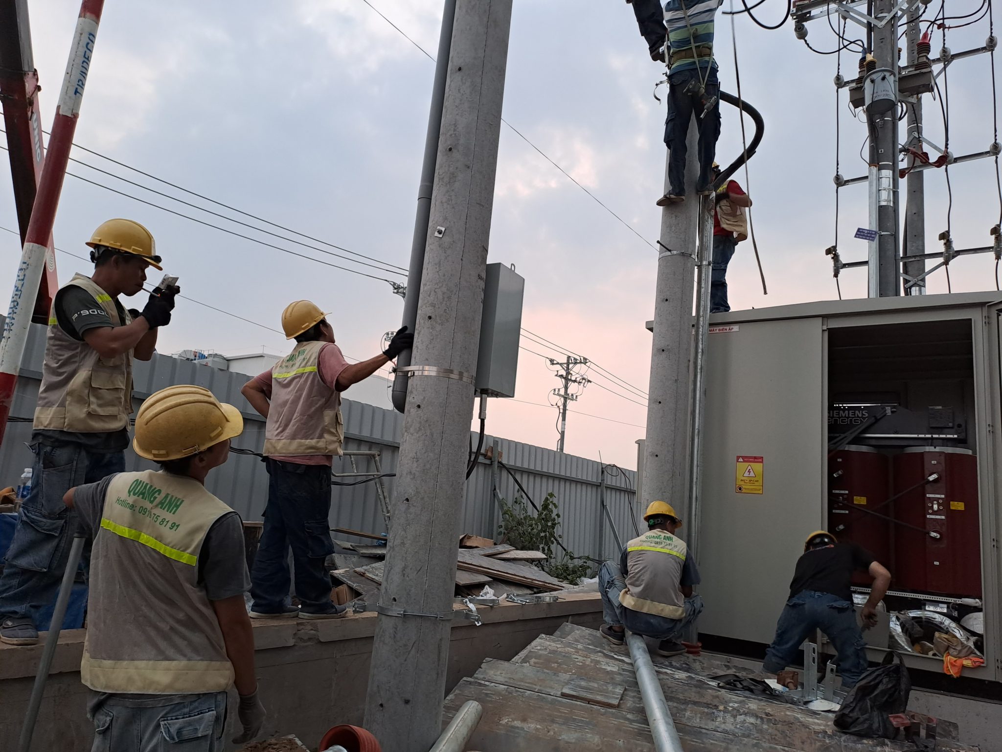 Cấu tạo hệ thống HVAC Hệ thống HVAC với bộ xử lý không khí, dàn nóng và bộ lọc HEPA.