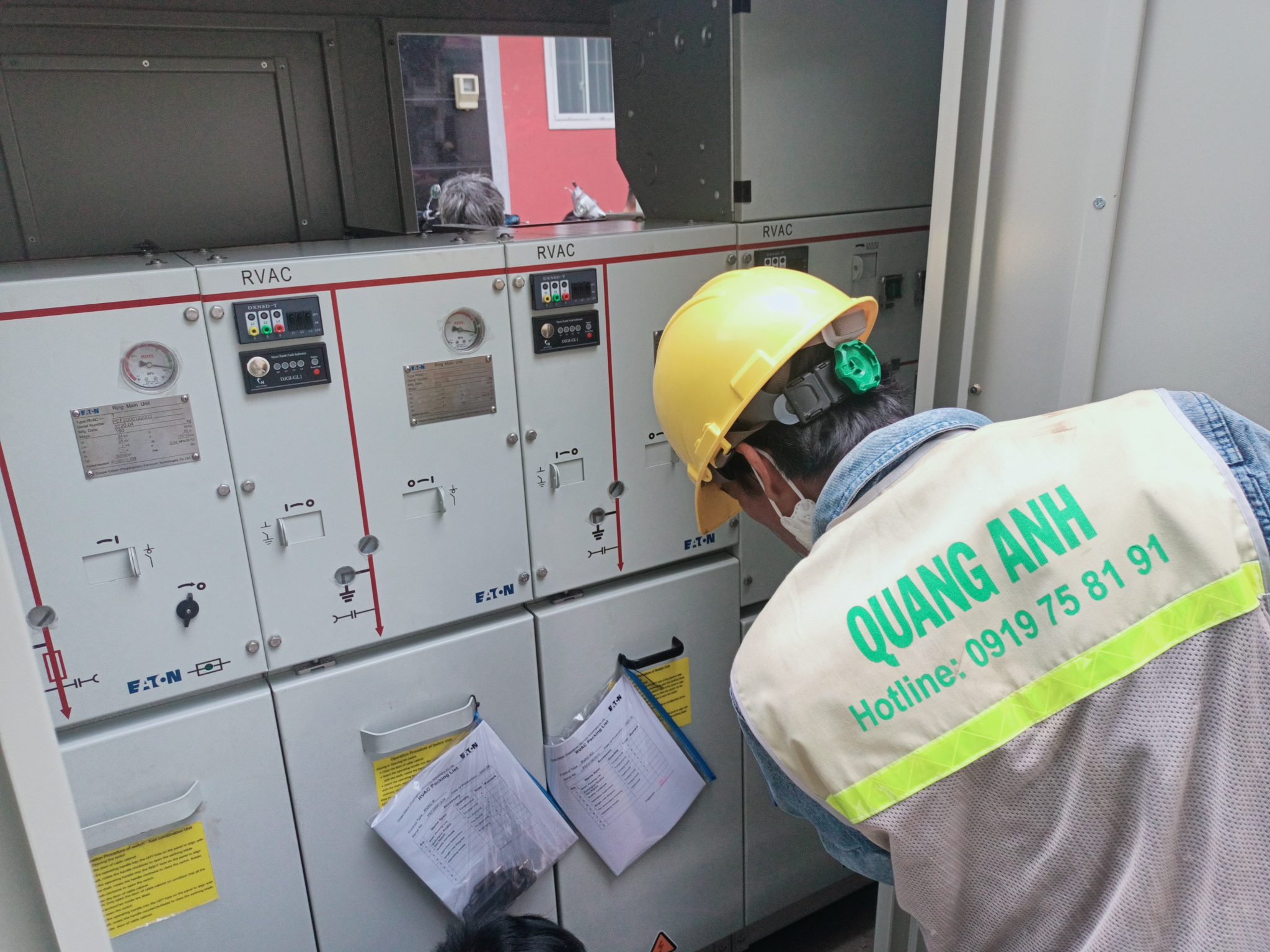 Cung cấp giá trị và nhóm kỹ thuật lành nghề. Chuyên gia và công nhân lắp đặt điện.