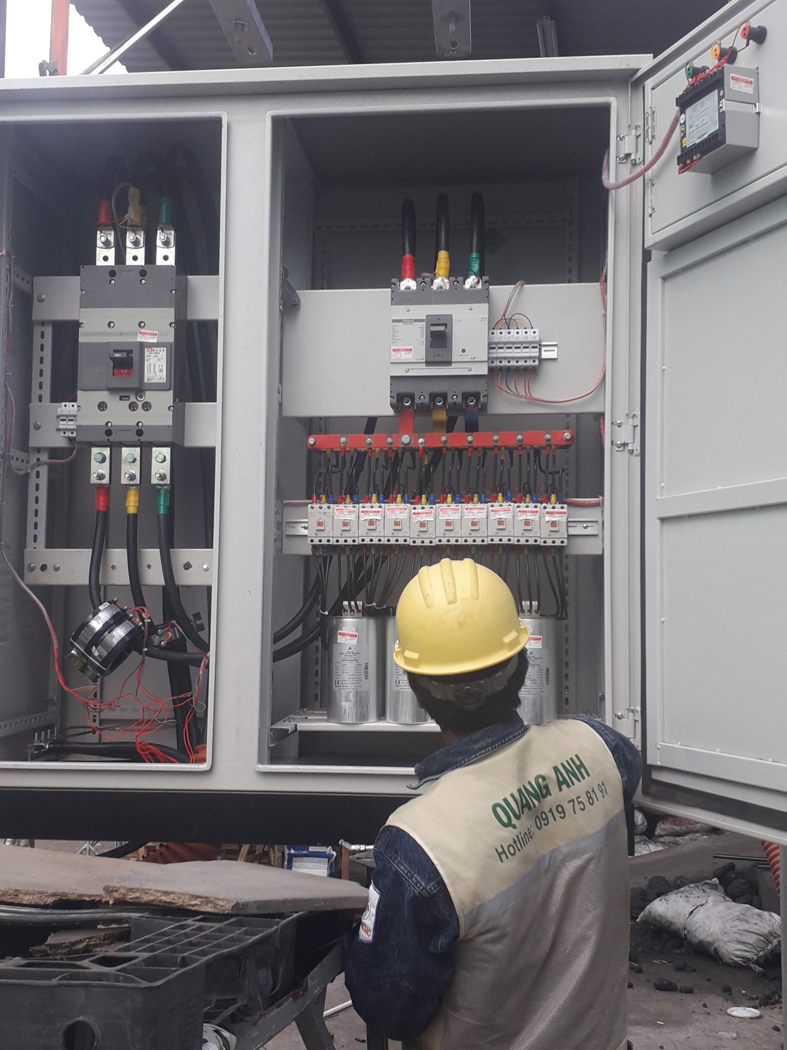 Trạm biến áp công nghiệp và tái tạo năng lượng. Nhân viên lắp đặt trạm biến áp công nghiệp.