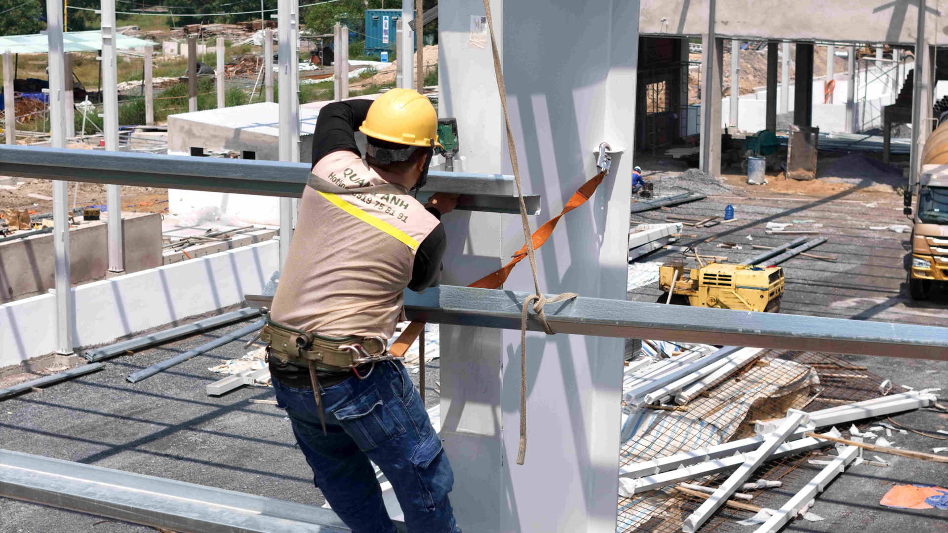 Sơ đồ trạm biến áp và phân phối tải Sơ đồ cắt ngang trạm biến áp nhà máy với nguồn vào cao thế, máy biến áp, tủ phân phối hạ thế, và các nhánh tải sản xuất