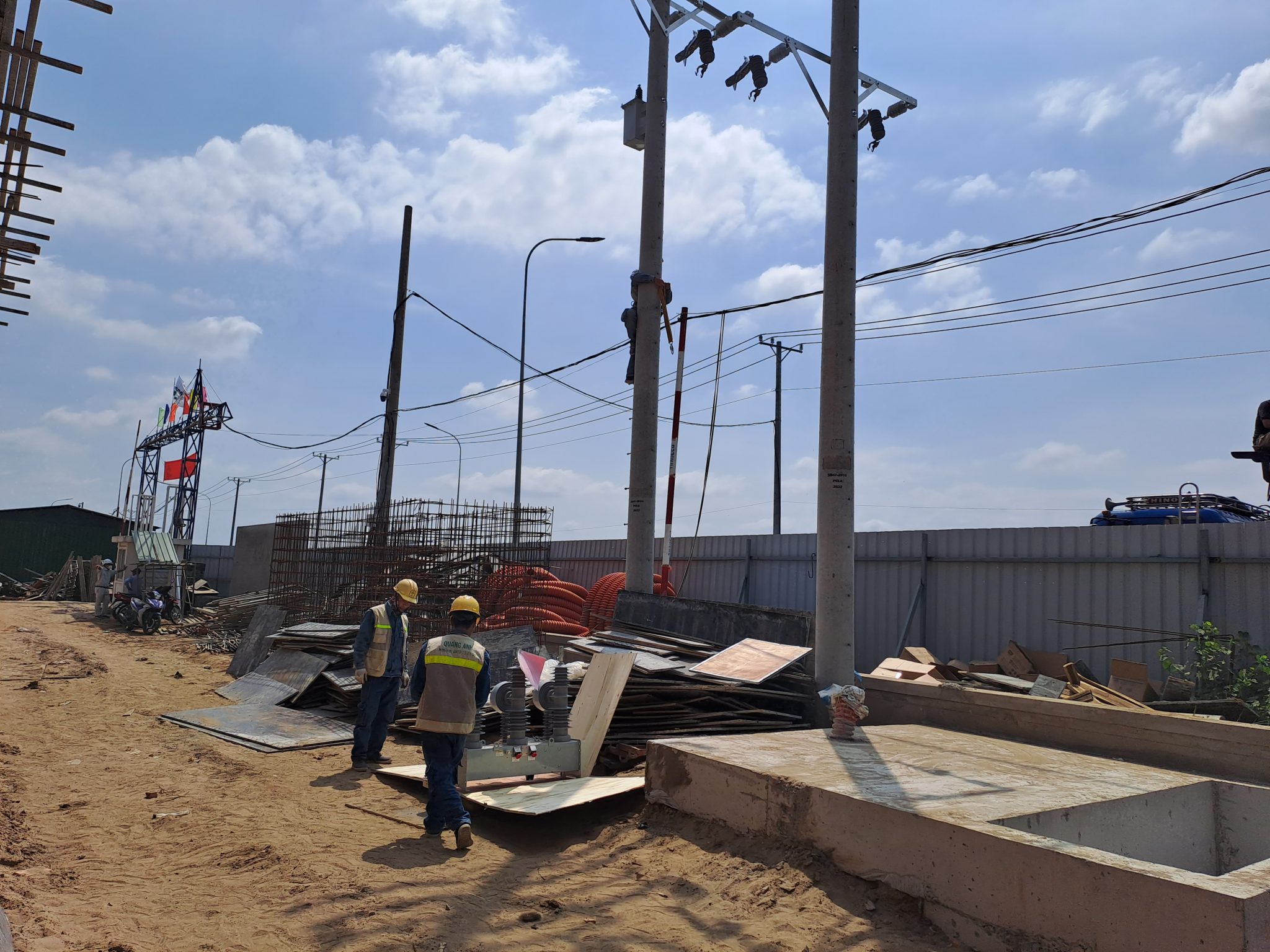 Dấu hiệu cần xây mới hoặc rà soát trạm biến áp Sơ đồ nhà máy với trạm biến áp hiện hữu đang báo quá tải và đề xuất vị trí trạm mới