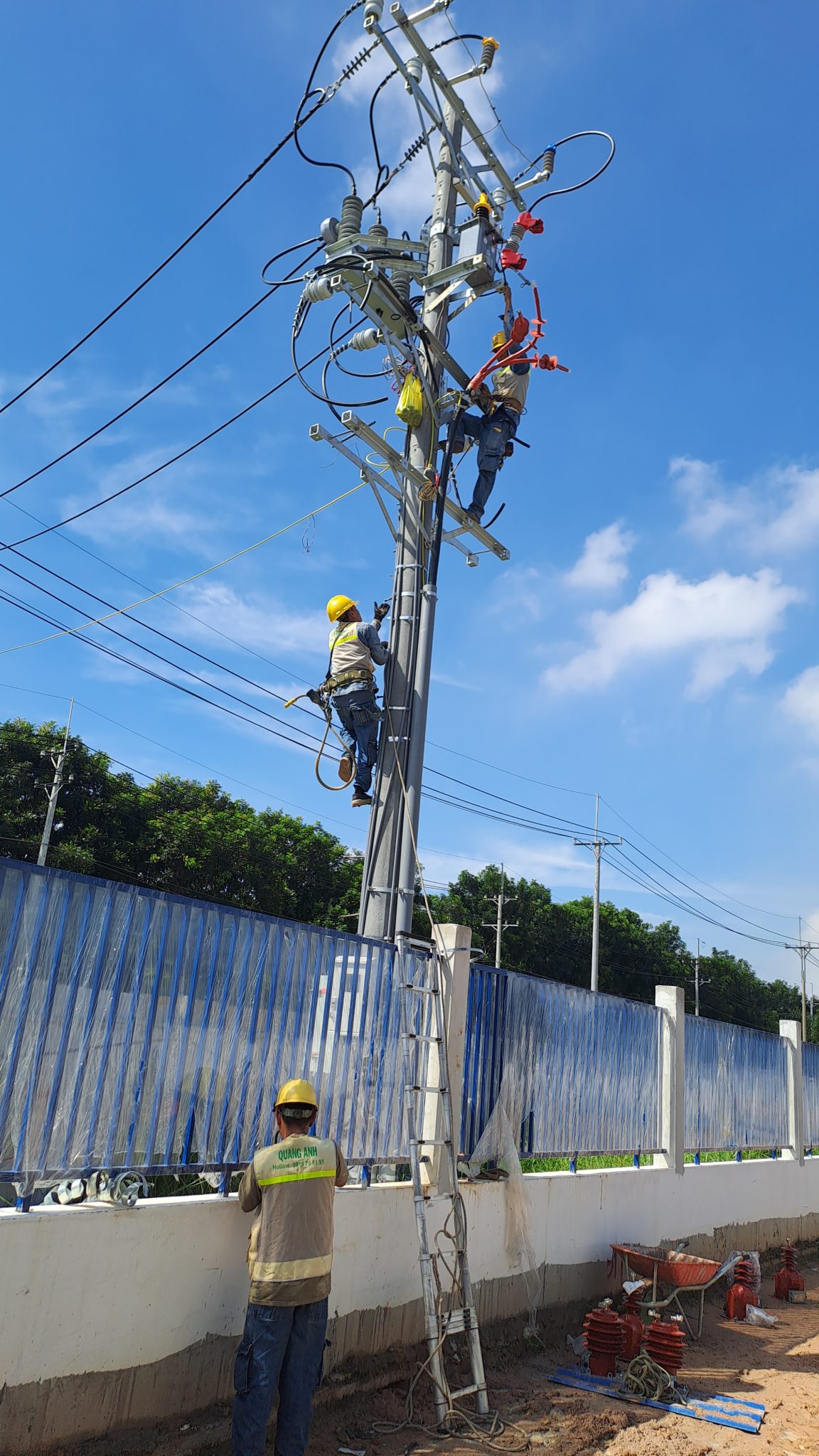 Hệ thống năng lượng mặt trời tích hợp trong nhà xưởng.