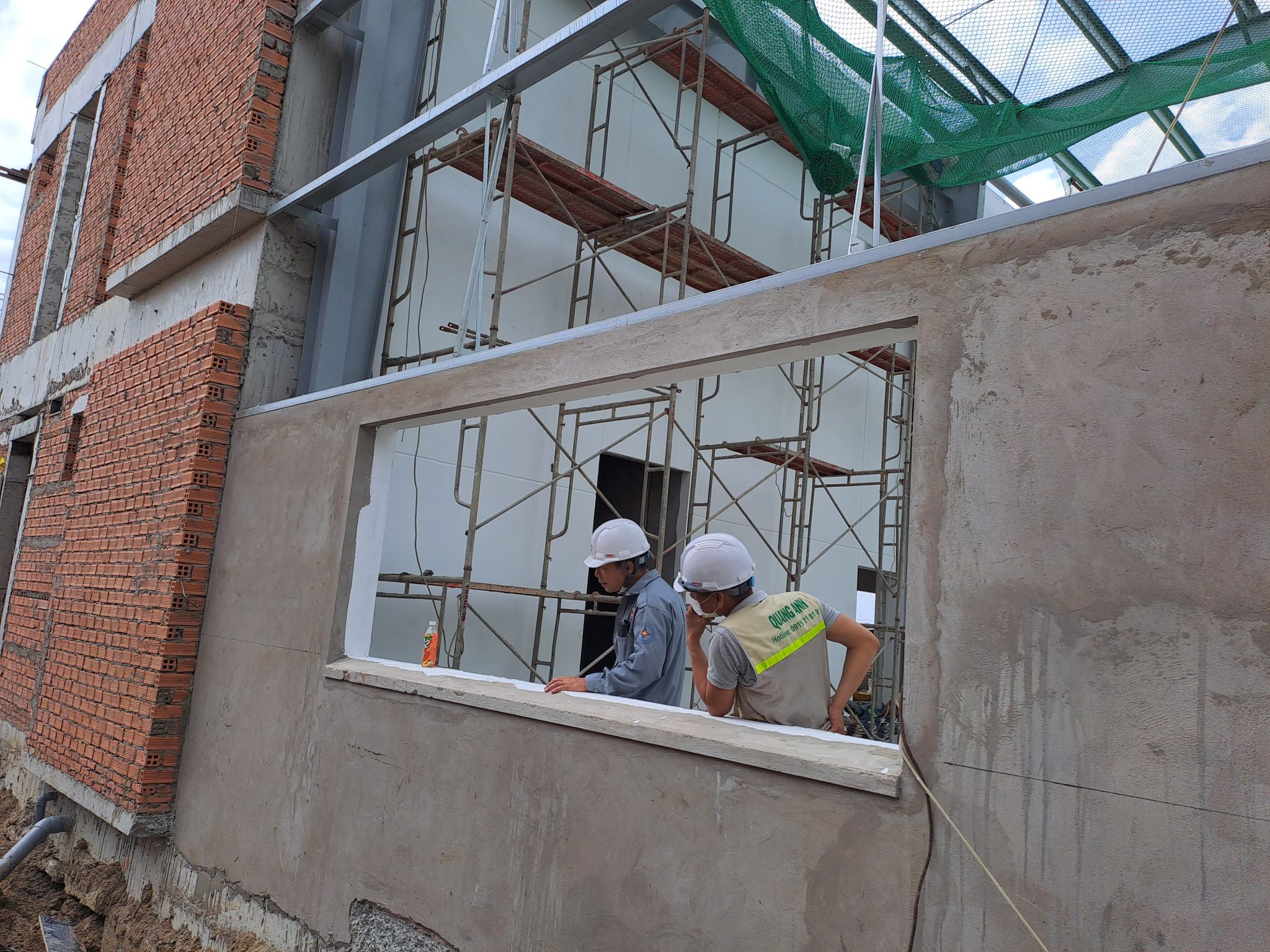 QuangAnhcons triển khai hệ thống điện và năng lượng mặt trời áp mái.