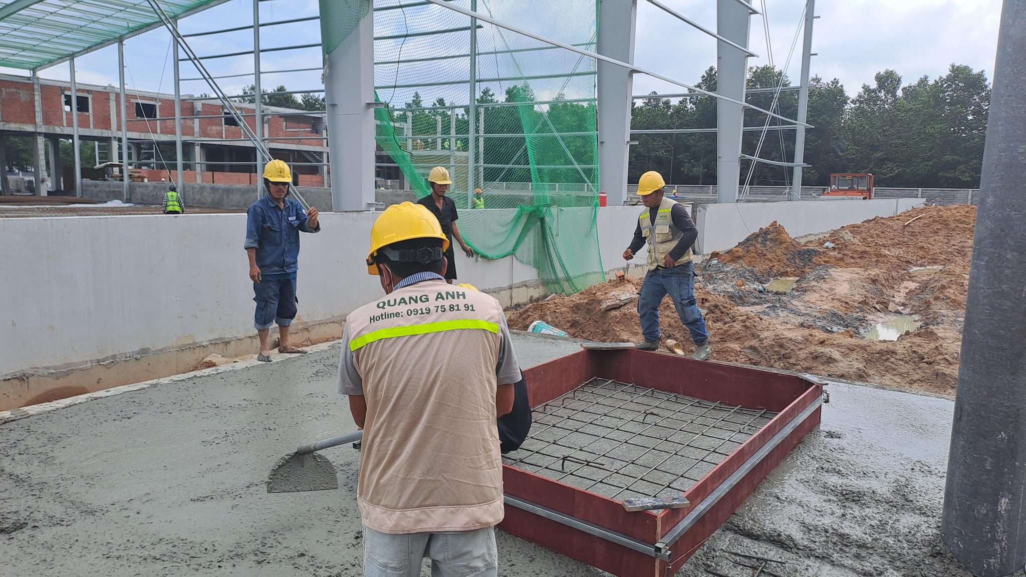 Chuyên viên bảo trì máy biến áp dùng thiết bị đo lường.