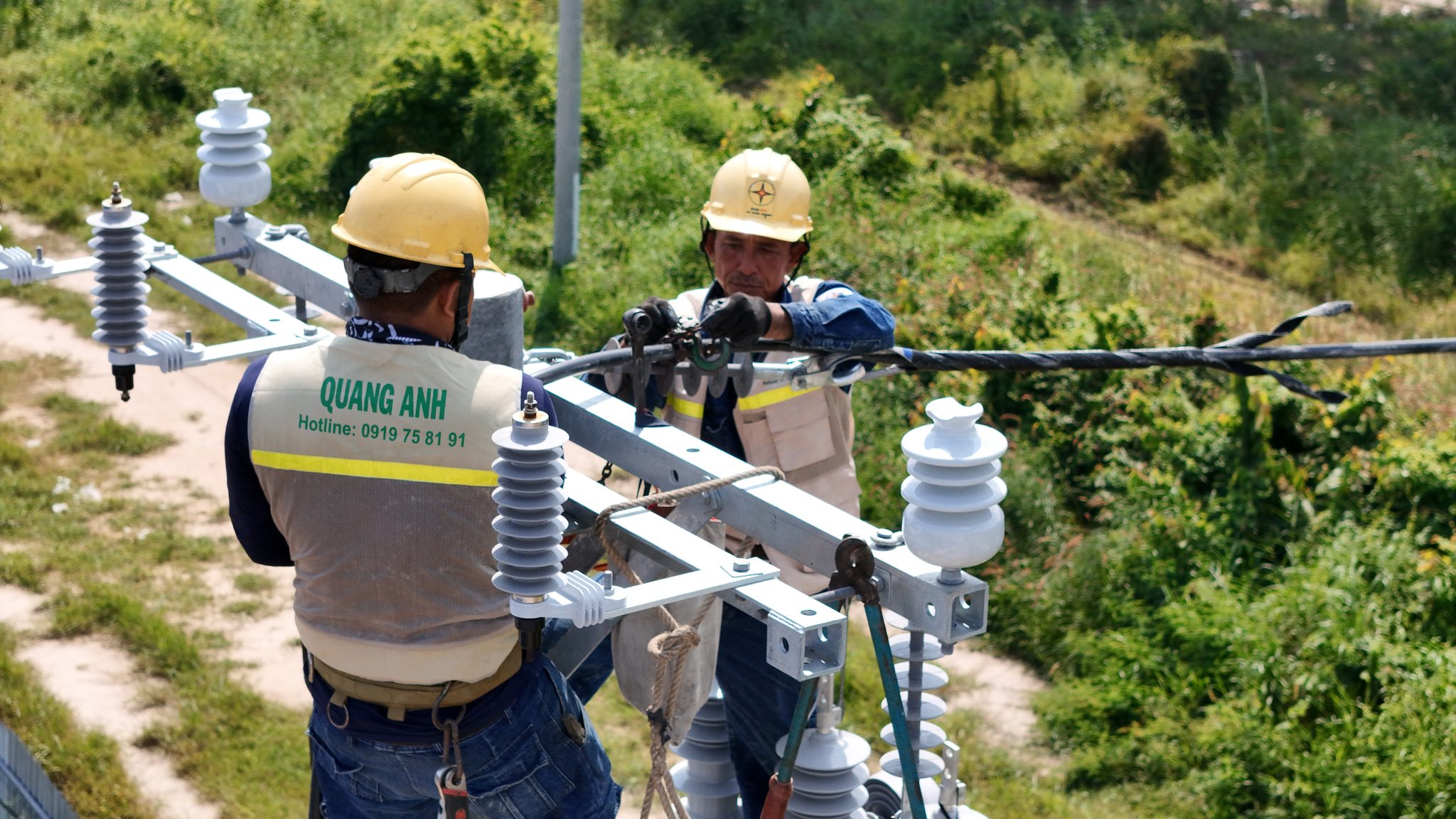 Chuyên viên kỹ thuật kiểm tra máy biến áp hiện đại.