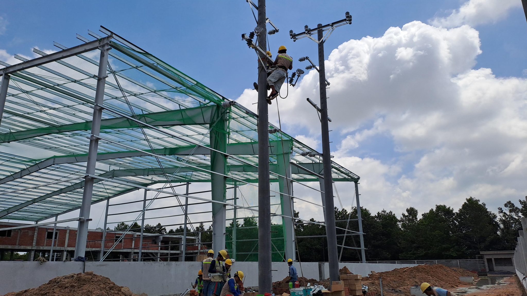 Thiết lập hệ thống điện mới trong nhà máy.