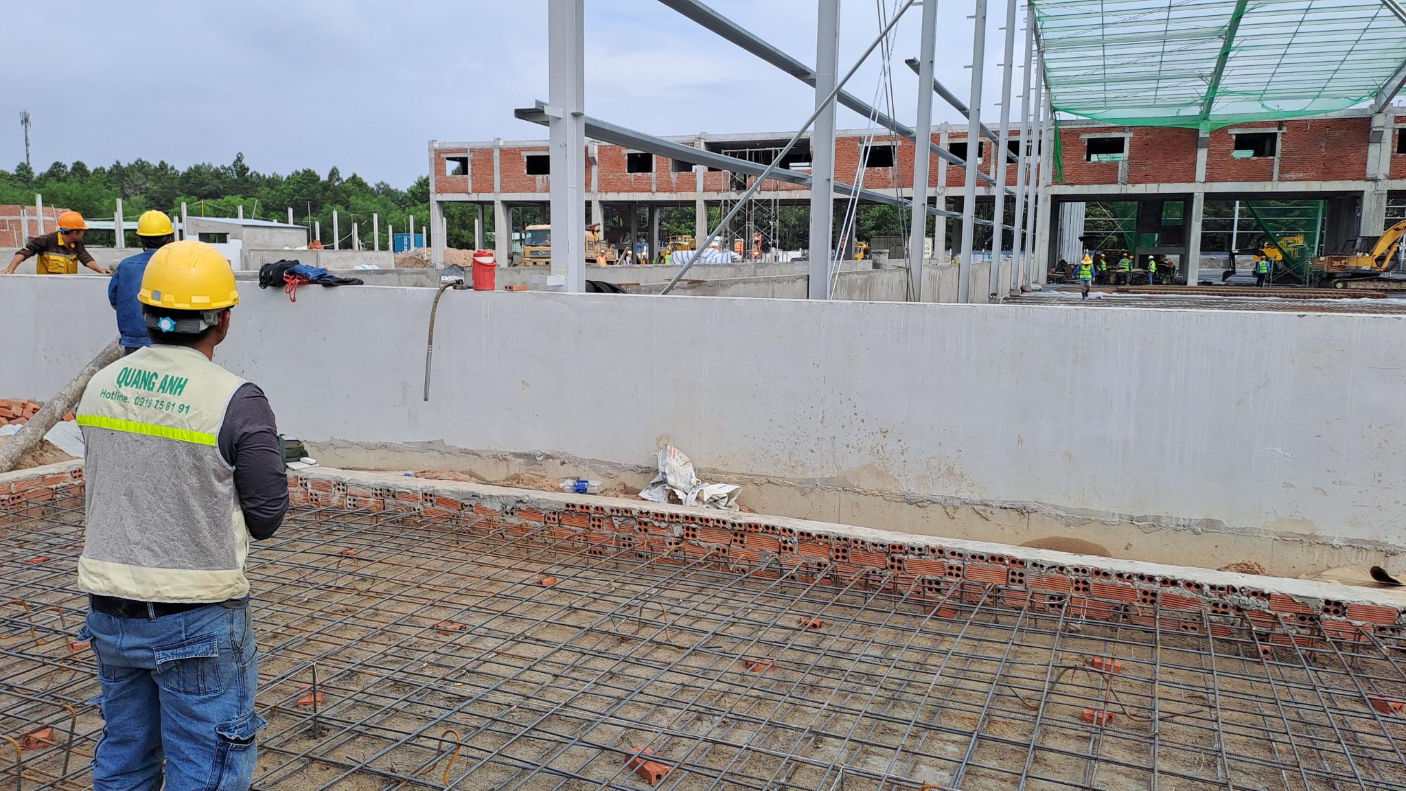 Quy trình sửa chữa máy biến áp Kỹ sư kiểm tra máy biến áp trong môi trường công nghiệp.