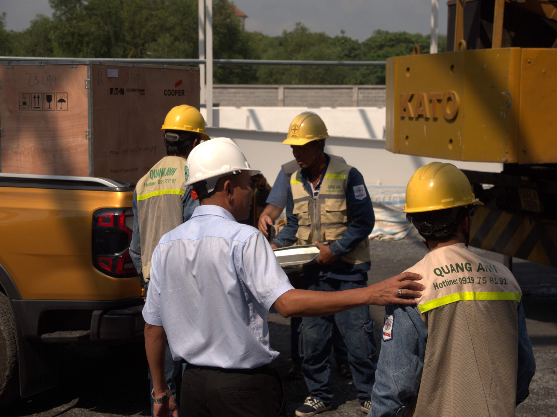 Kỹ thuật viên chẩn đoán máy biến áp tại hiện trường: kiểm tra dầu mẫu, đo điện trở cuộn dây và quan sát bằng camera hồng ngoại.