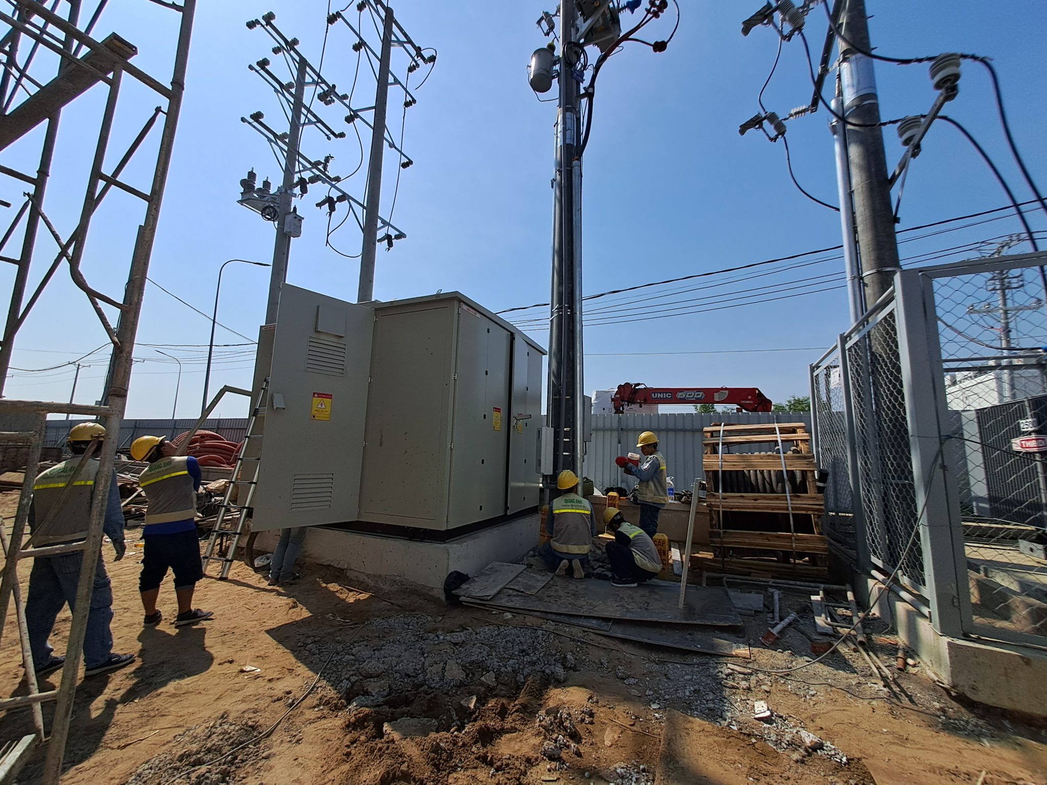 Sơ đồ bố trí kỹ thuật trạm biến áp 4000kVA gồm máy biến áp dầu/khô, RMU trung thế, tủ ACB hạ thế, tủ bù và tuyến cáp