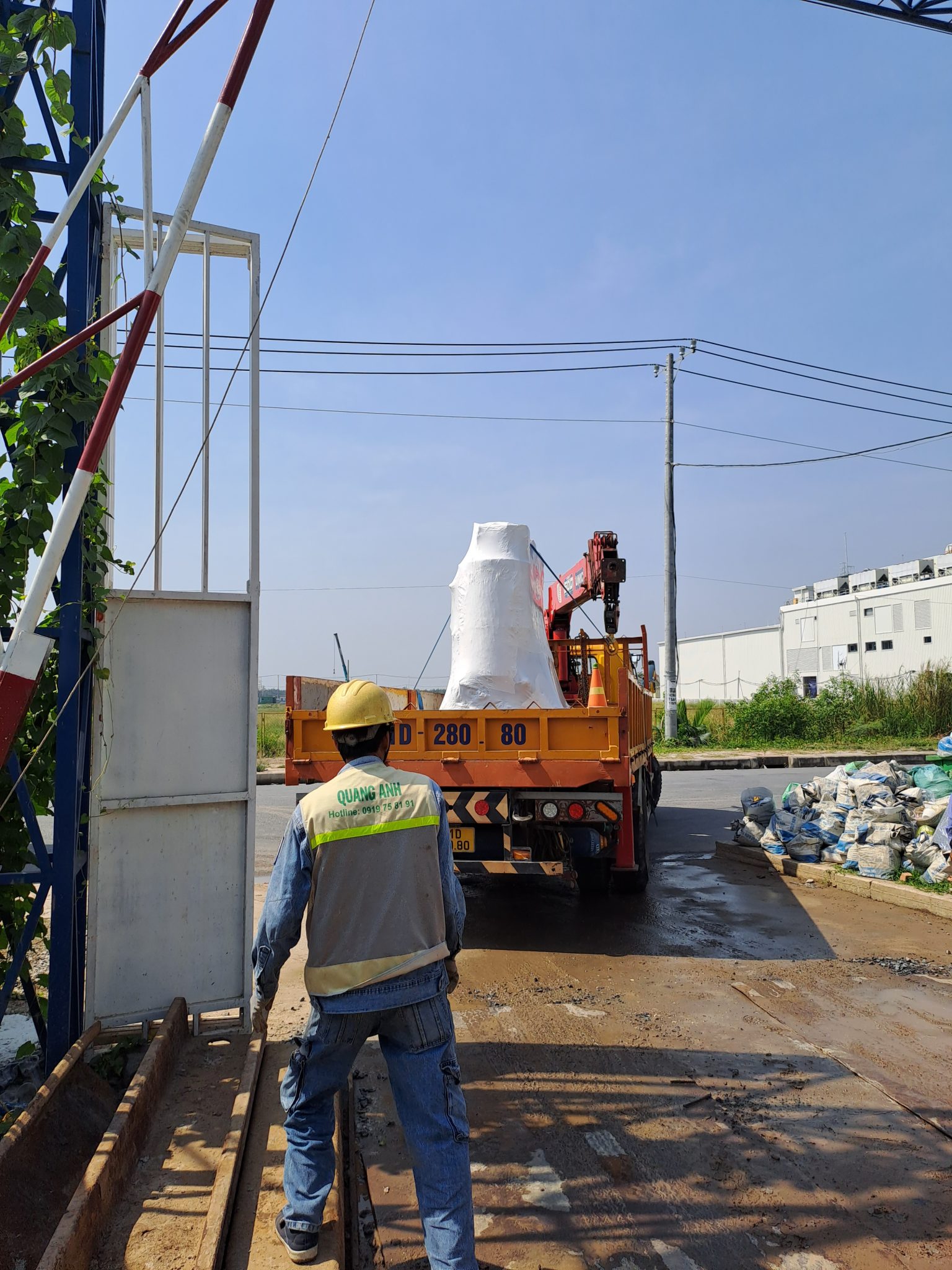 Các kỹ thuật viên đang thực hiện kiểm tra máy biến áp.