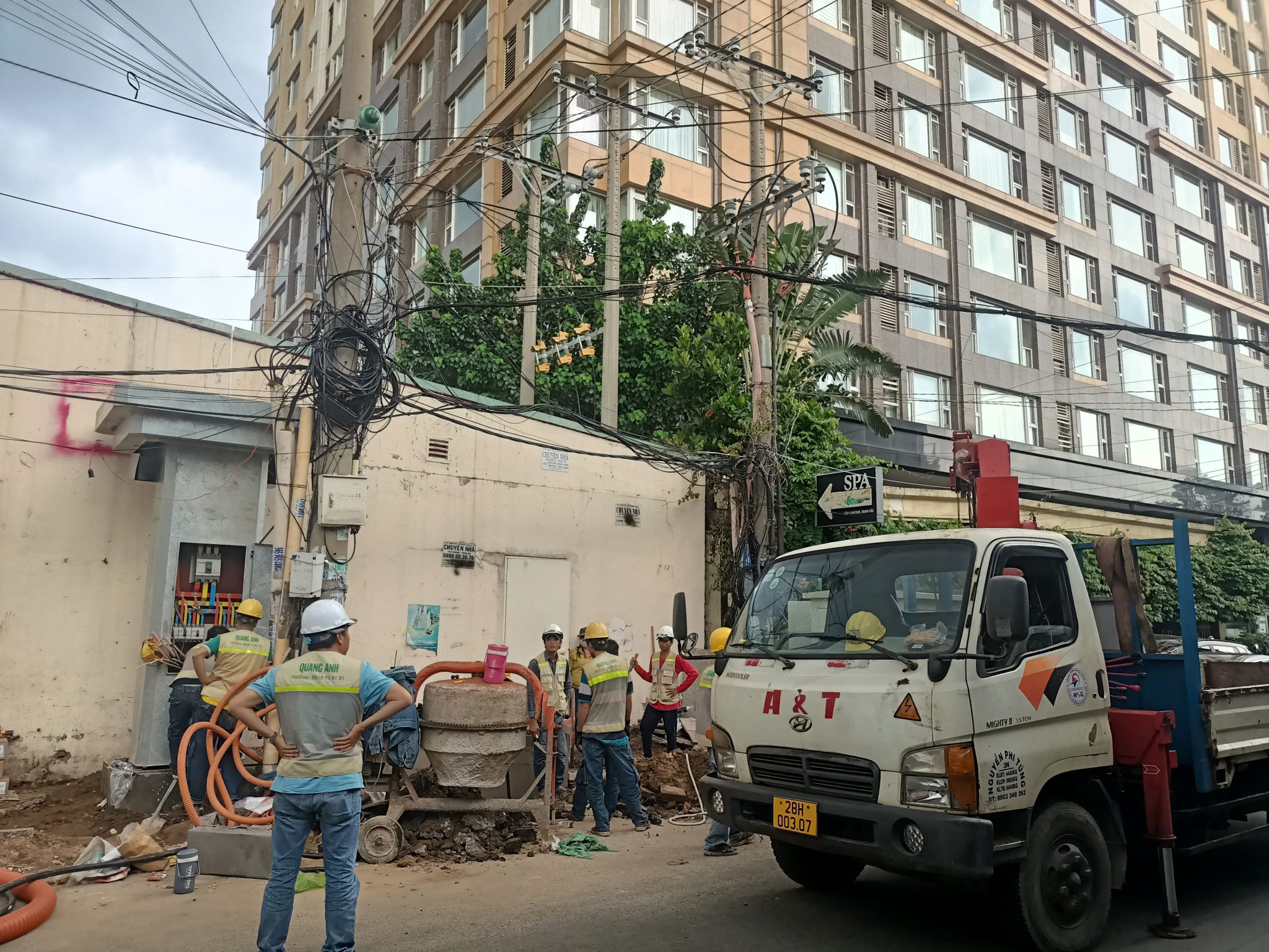 Đội ngũ kỹ thuật và chuyên môn của Quanganhcons Kỹ thuật viên của Quanganhcons đang làm việc