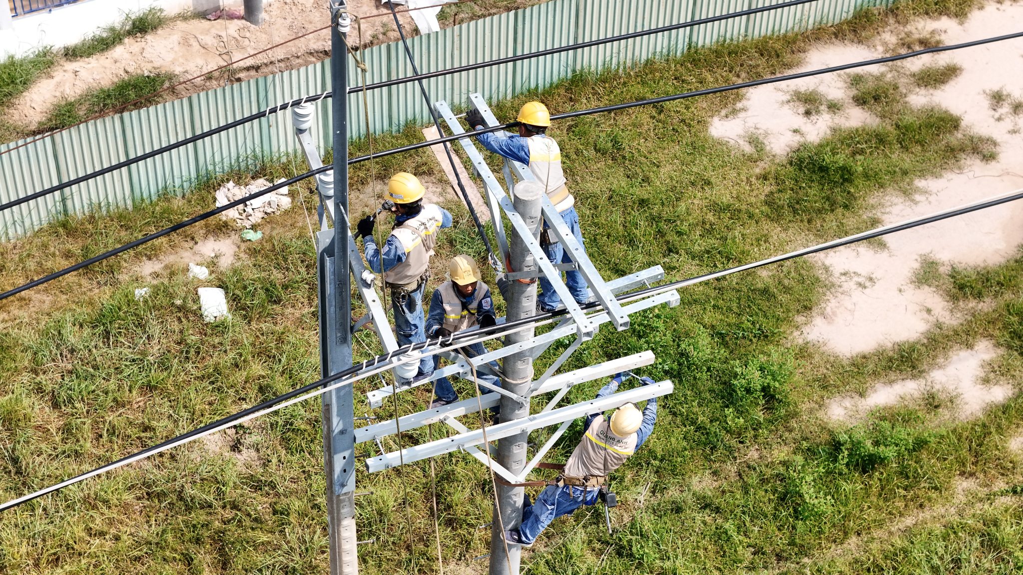 Quá trình thi công điện nhà xưởng Kỹ sư lắp đặt cáp và máy biến áp.