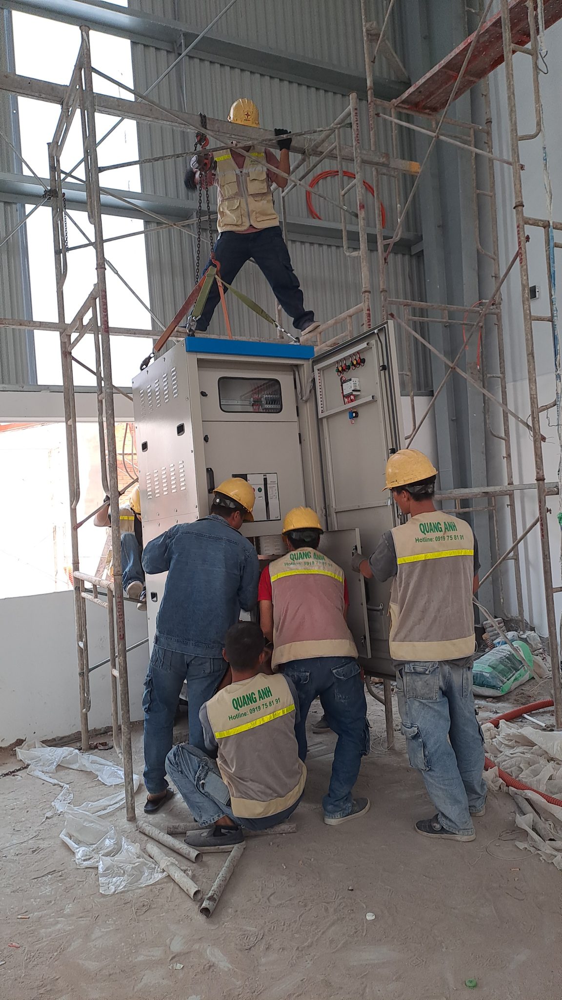 Đánh giá điện trước khi nâng cấp Nhóm kỹ sư theo dõi hệ thống điện nhà xưởng.