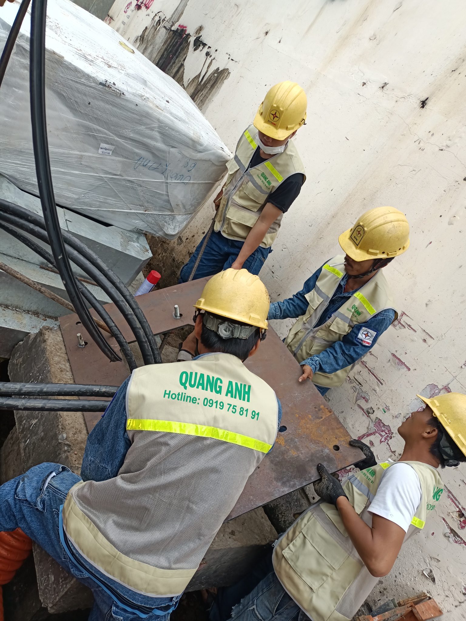 Hệ thống điện với máy biến áp và dây cáp.