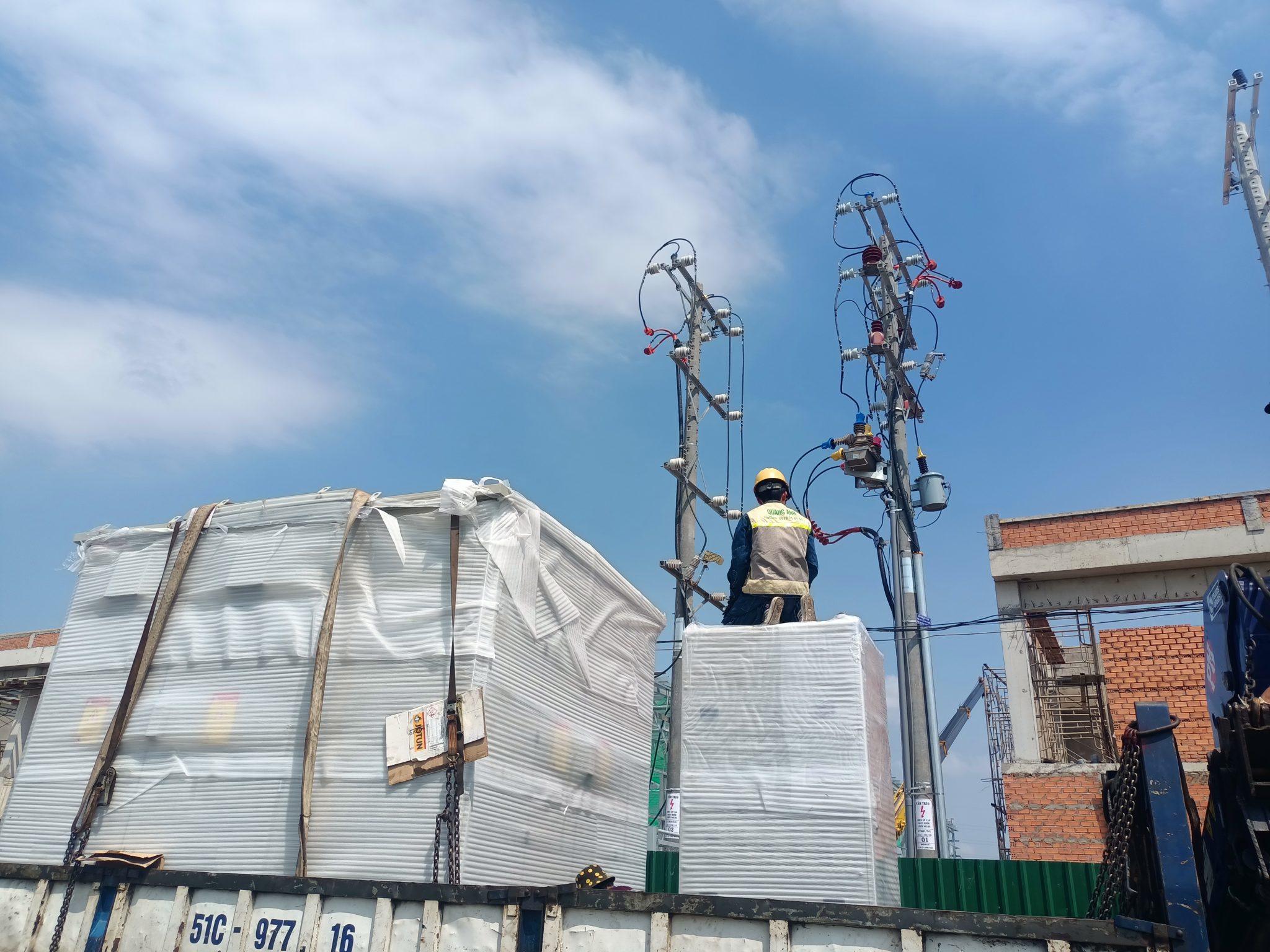 Các yếu tố an toàn trong lắp đặt điện. Nhân viên thực hiện kiểm tra an toàn điện.