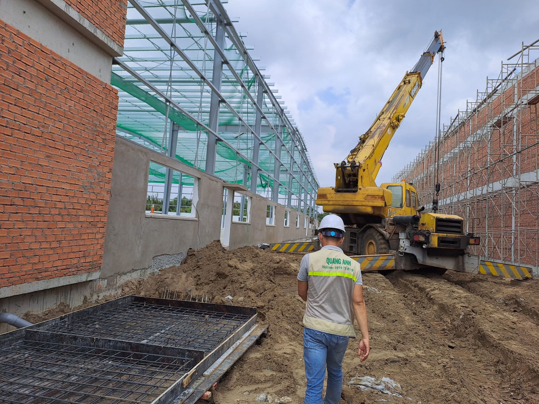 Hướng dẫn lắp đặt hệ thống điện nhà xưởng. Quá trình triển khai thang máng cáp trong nhà xưởng.