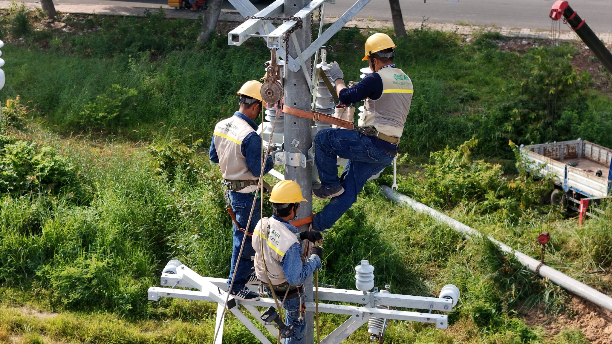 Nhà thầu kiểm tra tài liệu quy định điện