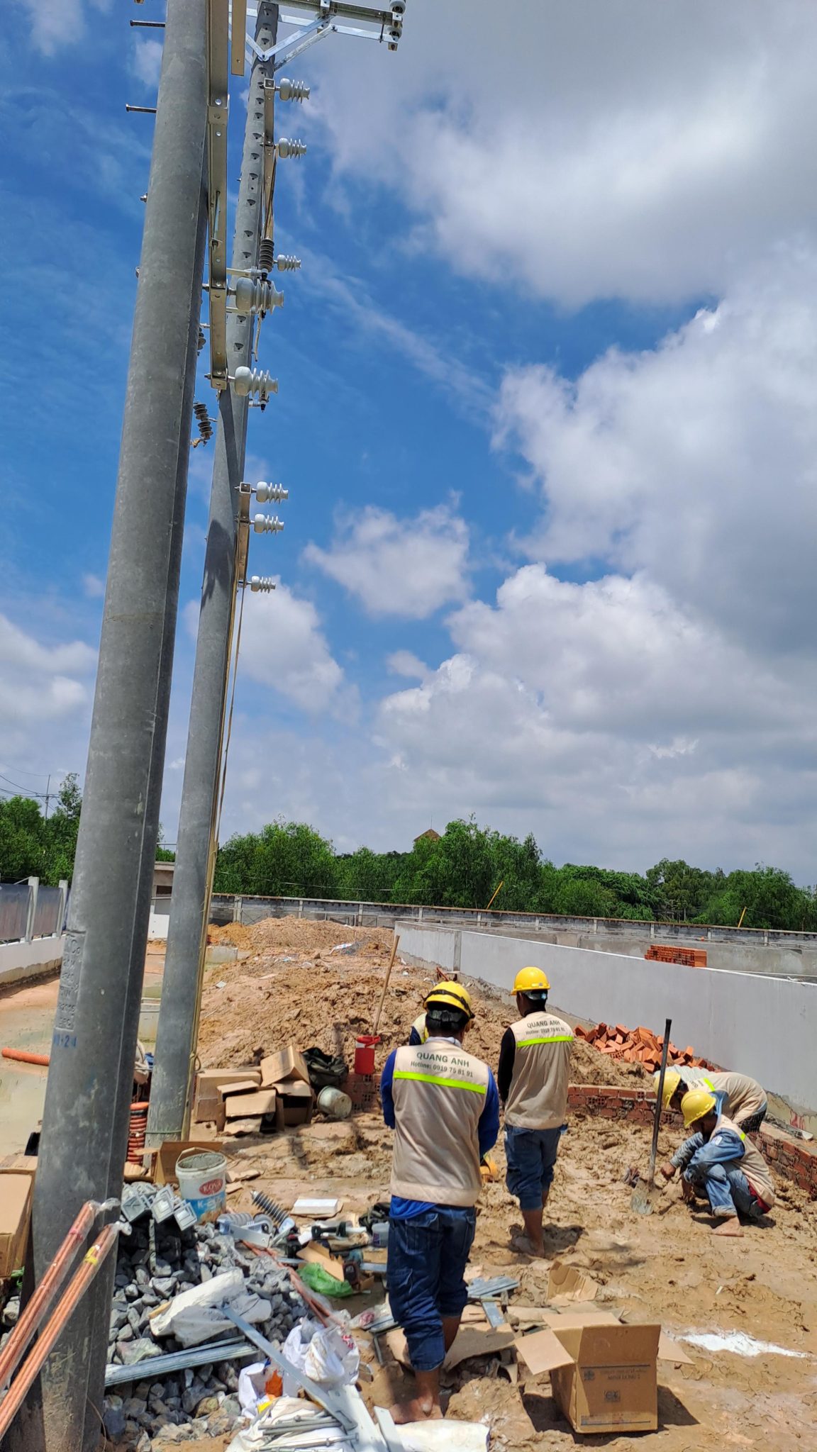 Nhân viên bảo trì kiểm tra bảng điện công nghiệp