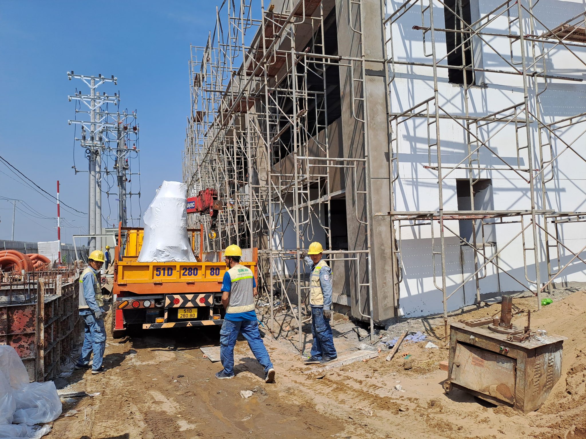Tủ điện trong công nghiệp với cách bố trí thiết bị chuẩn xác.