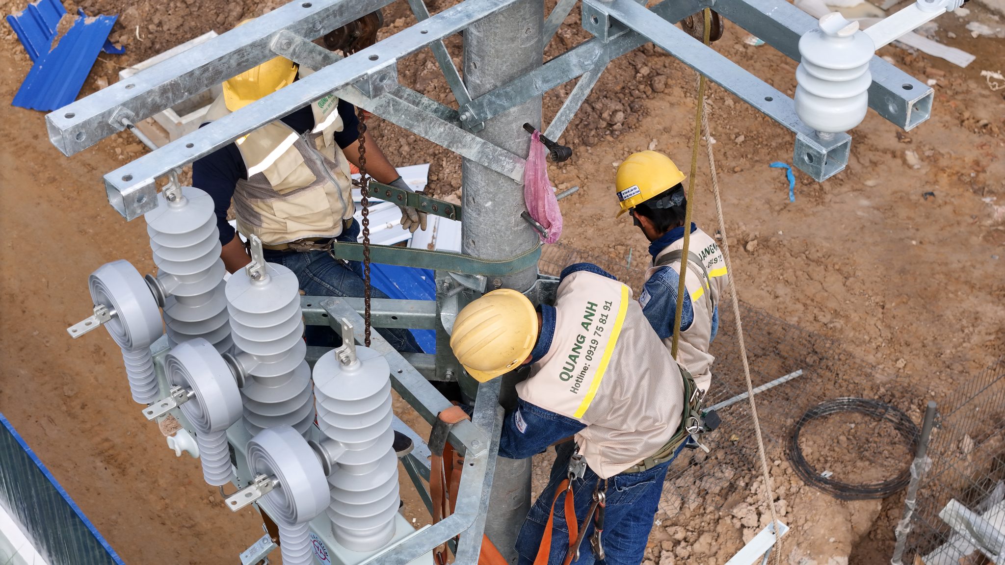 Chi tiết từng bước lắp đặt điện công nghiệp với thiết bị đầy đủ.