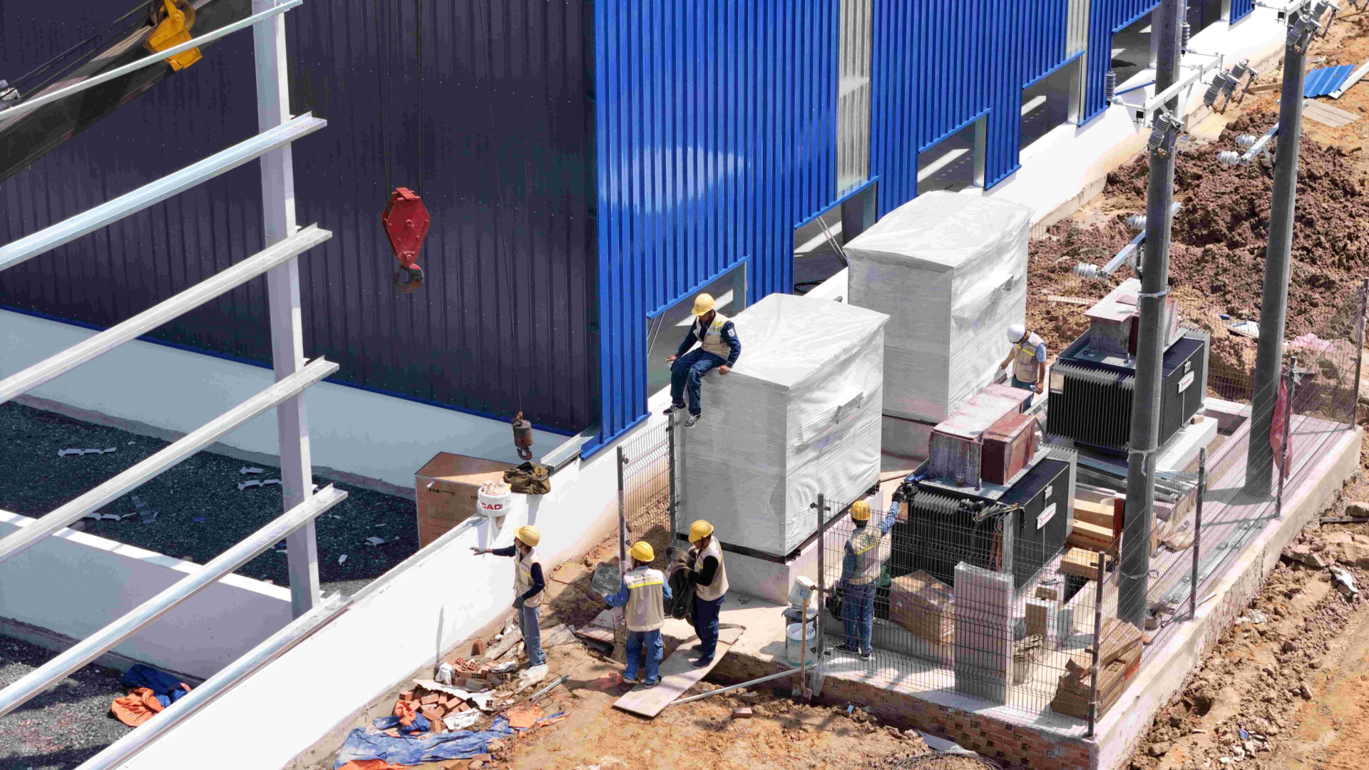 Kỹ thuật viên đo tan delta và kiểm tra cách điện máy biến áp sau sửa chữa với thiết bị đo và biểu đồ trên màn hình