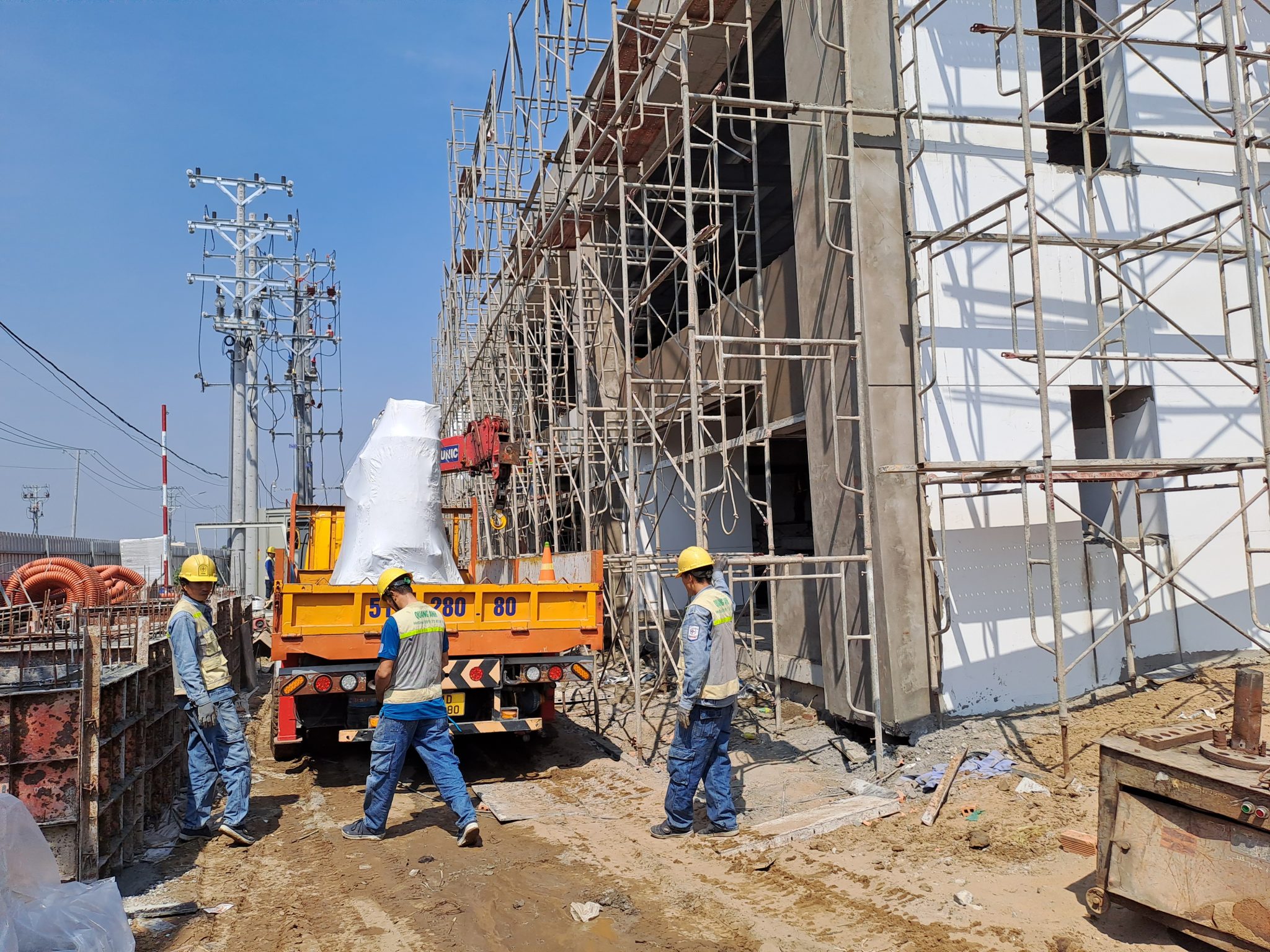 Hệ thống điện công nghiệp trong quá trình thi công