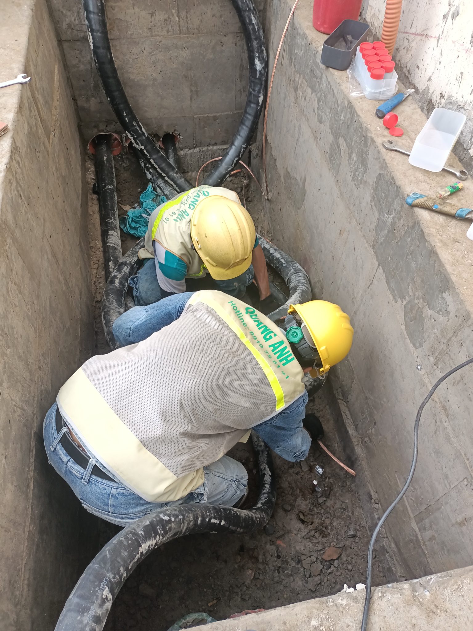 Thiết kế điện nhà máy với các hệ thống điện chính. Thiết kế điện nhà máy với sơ đồ, bảng điều khiển và đường dây cao áp.