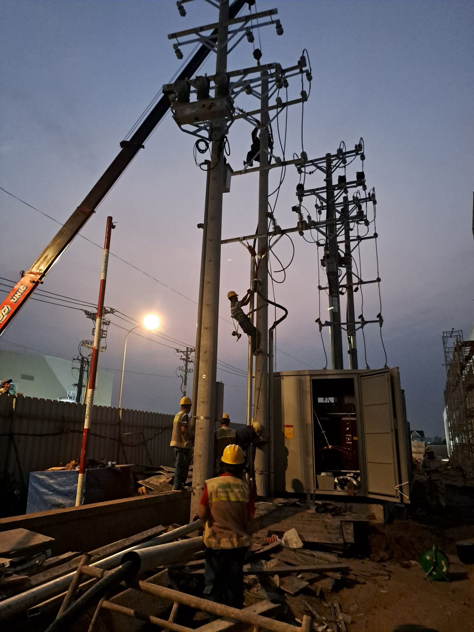Các công việc bảo dưỡng trạm sạc xe điện Nhóm kỹ thuật viên làm việc tại trạm sạc.